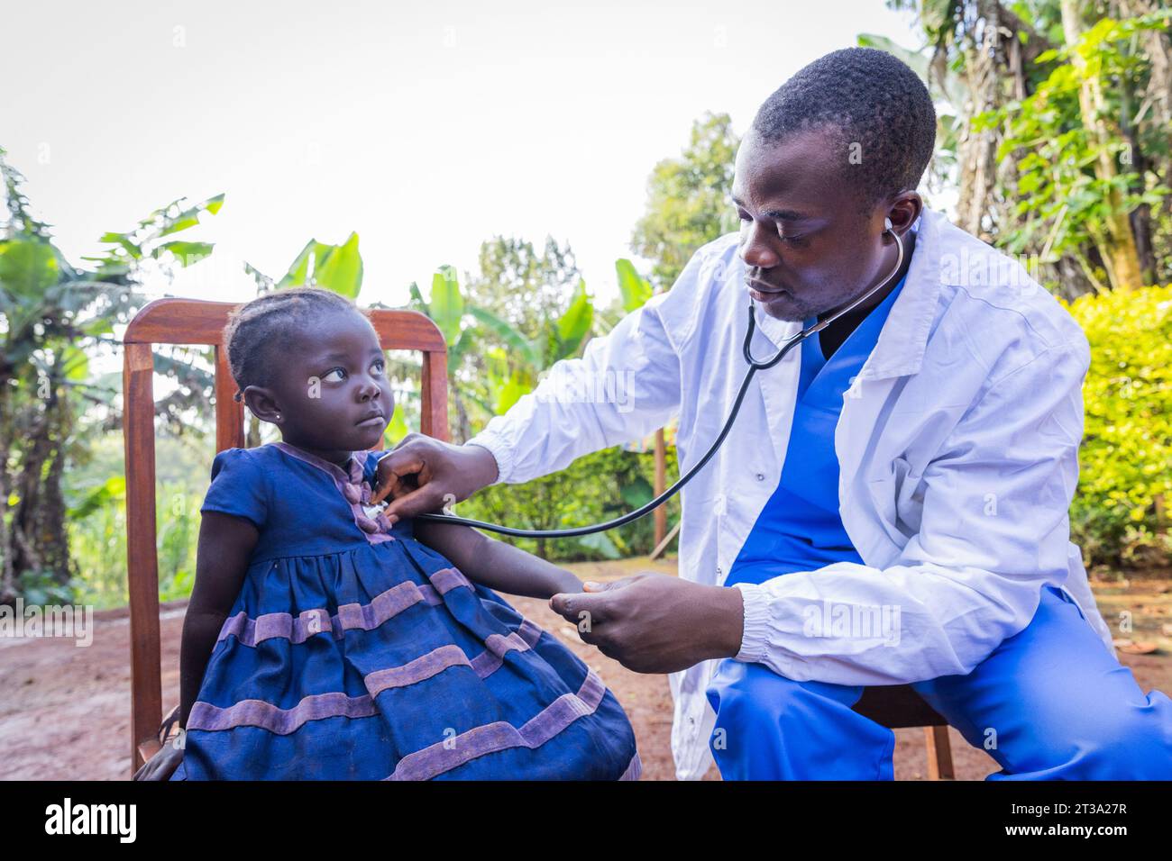 Jeune pédiatre africain rendant visite à domicile à un enfant malade. Concept de pédiatrie. Banque D'Images