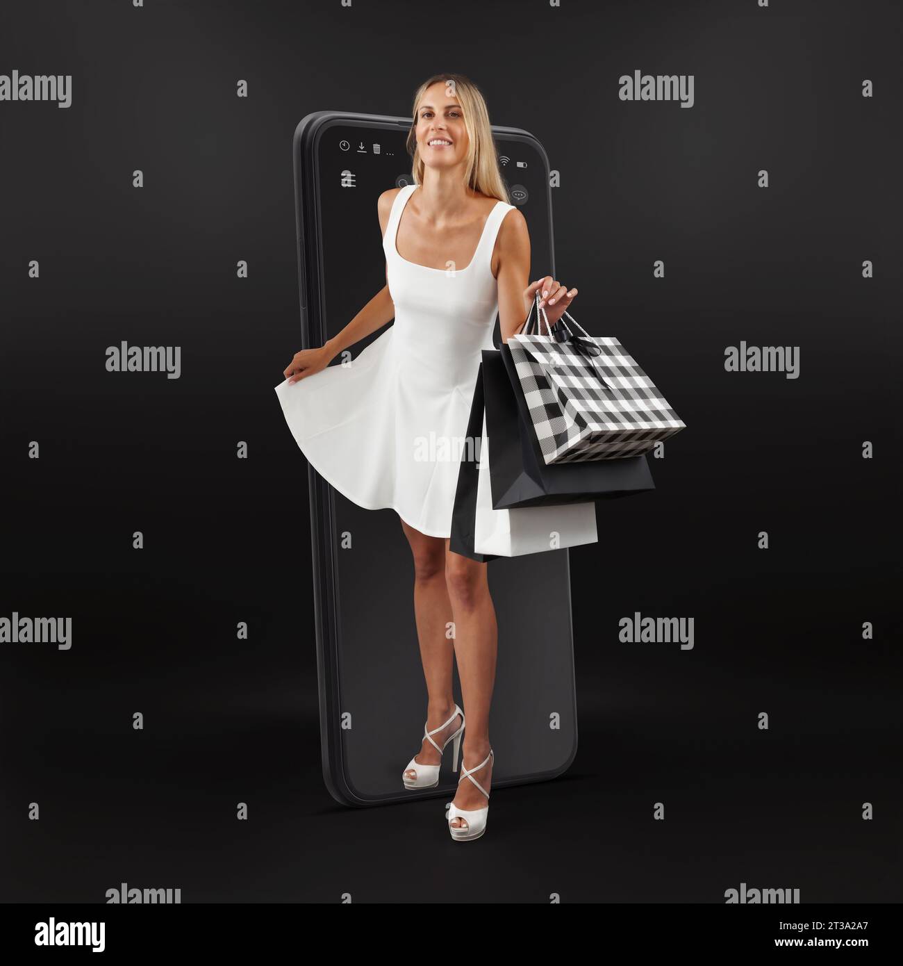 Black Friday Online Shopping, superbe, souriant, femme heureuse dans une tenue blanche avec des sacs d'acheteurs, sort de l'écran de smartphone, concept de Banque D'Images