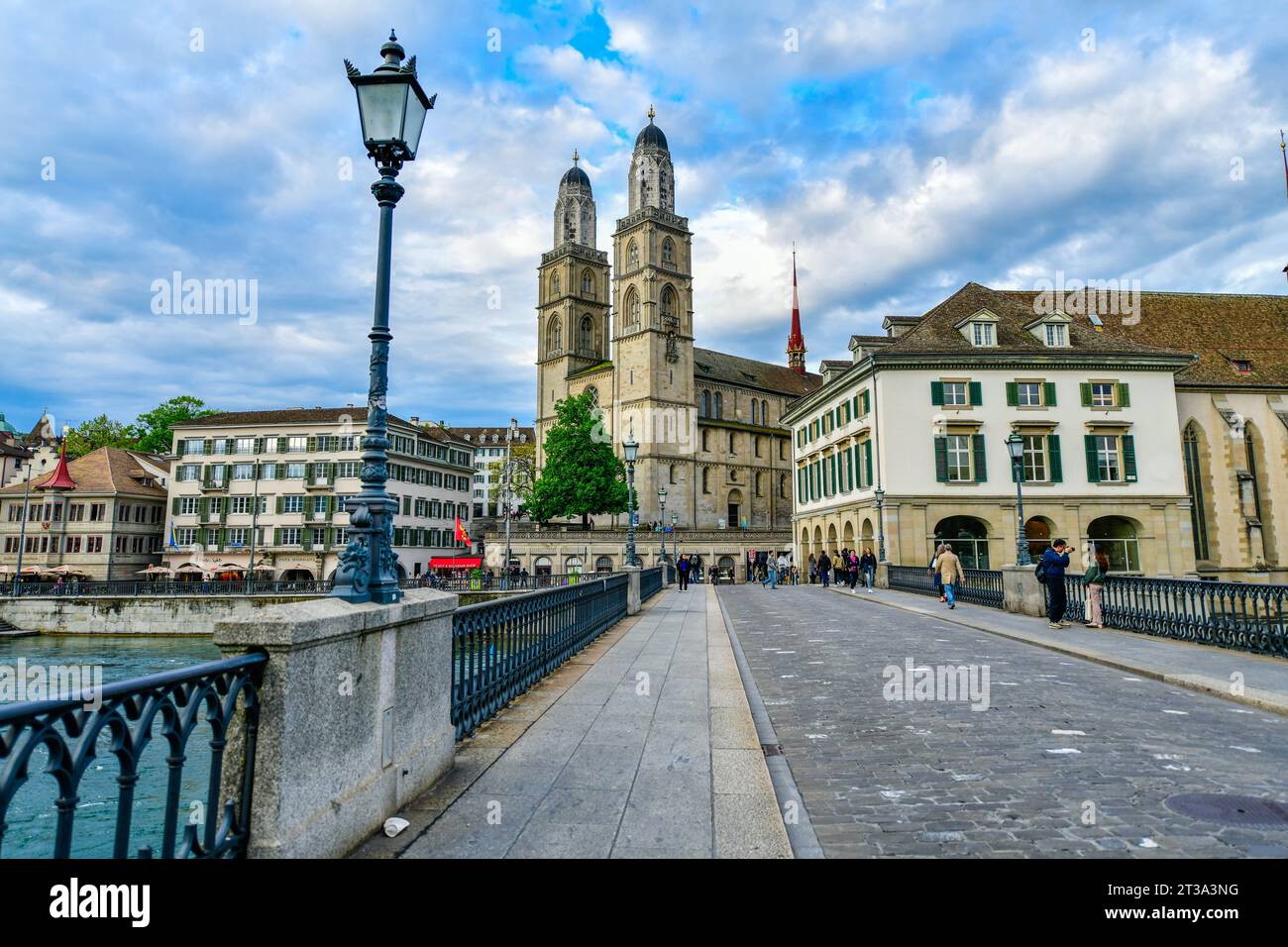 Vue panoramique sur le centre-ville historique de Zurich avec l'église Grossmunster et la rivière limmat, Suisse Banque D'Images