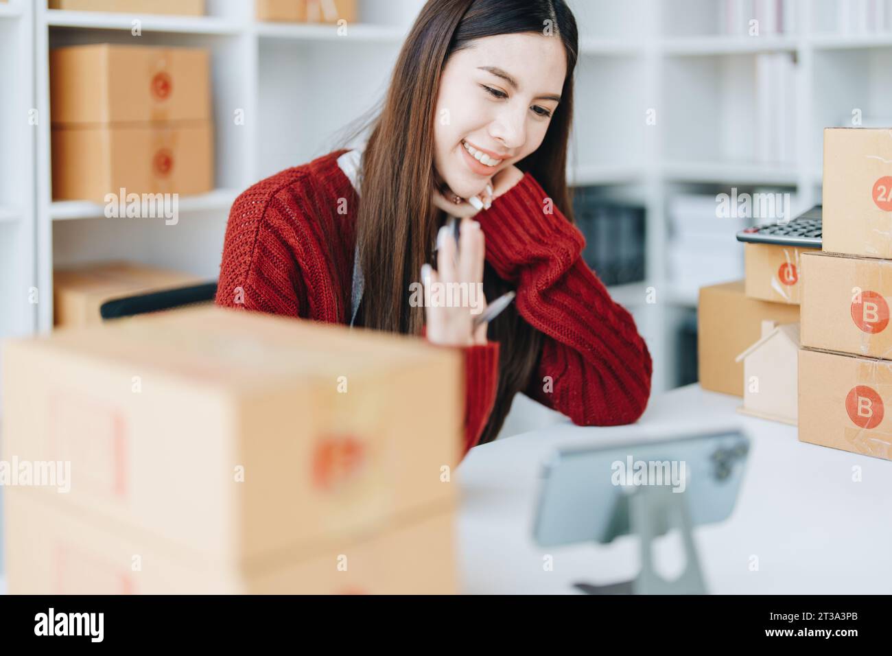 Belle femme asiatique, blogueur, blog, présentation de la qualité du produit, vidéo en direct, médias sociaux, l'enregistrer, vendre en ligne via des appareils photo numériques, pme ou petite Banque D'Images