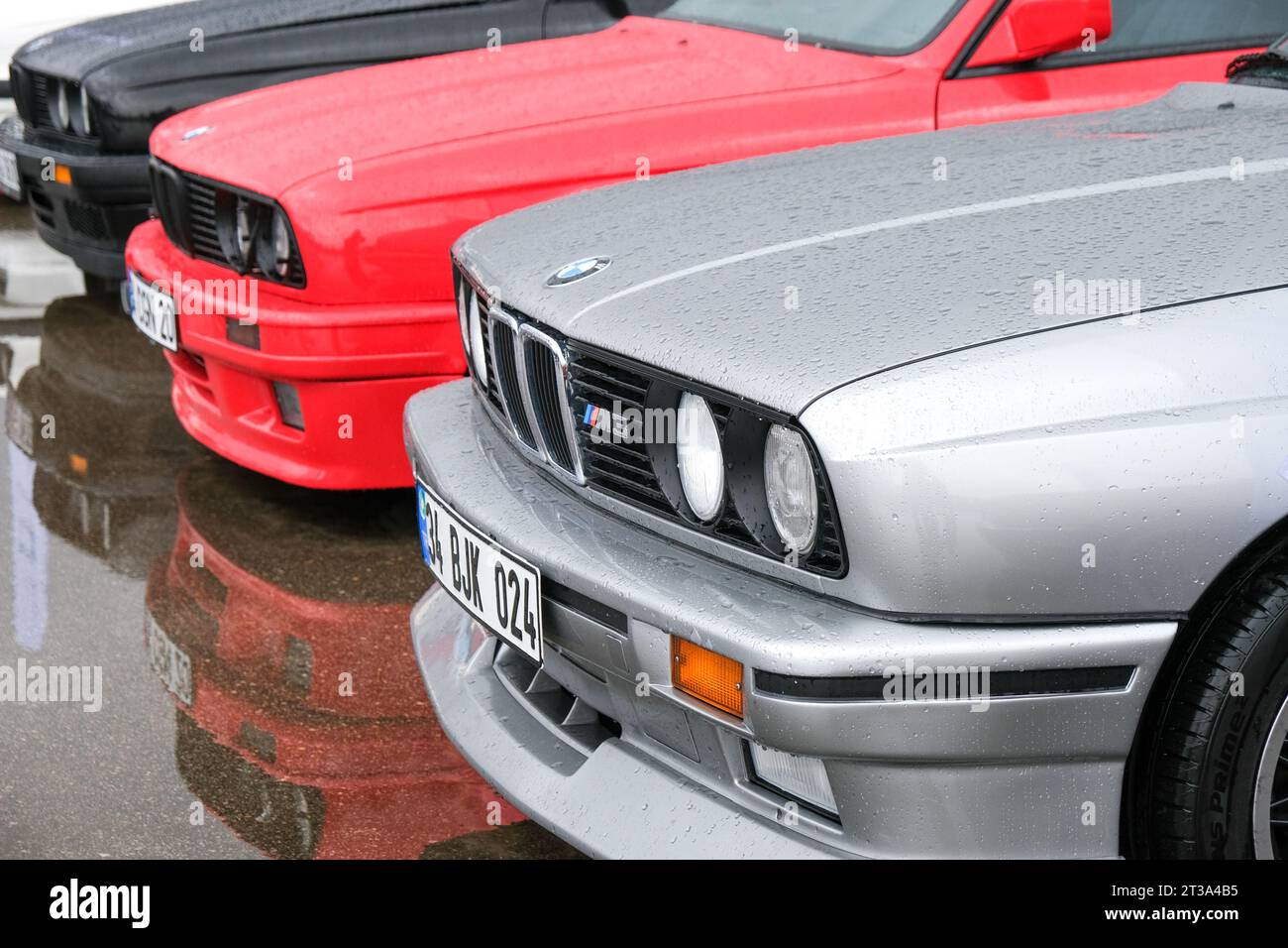 Gros plan vue latérale avant d'une vieille voiture de sport rétro vintage BMW. Détails extérieurs. Banque D'Images