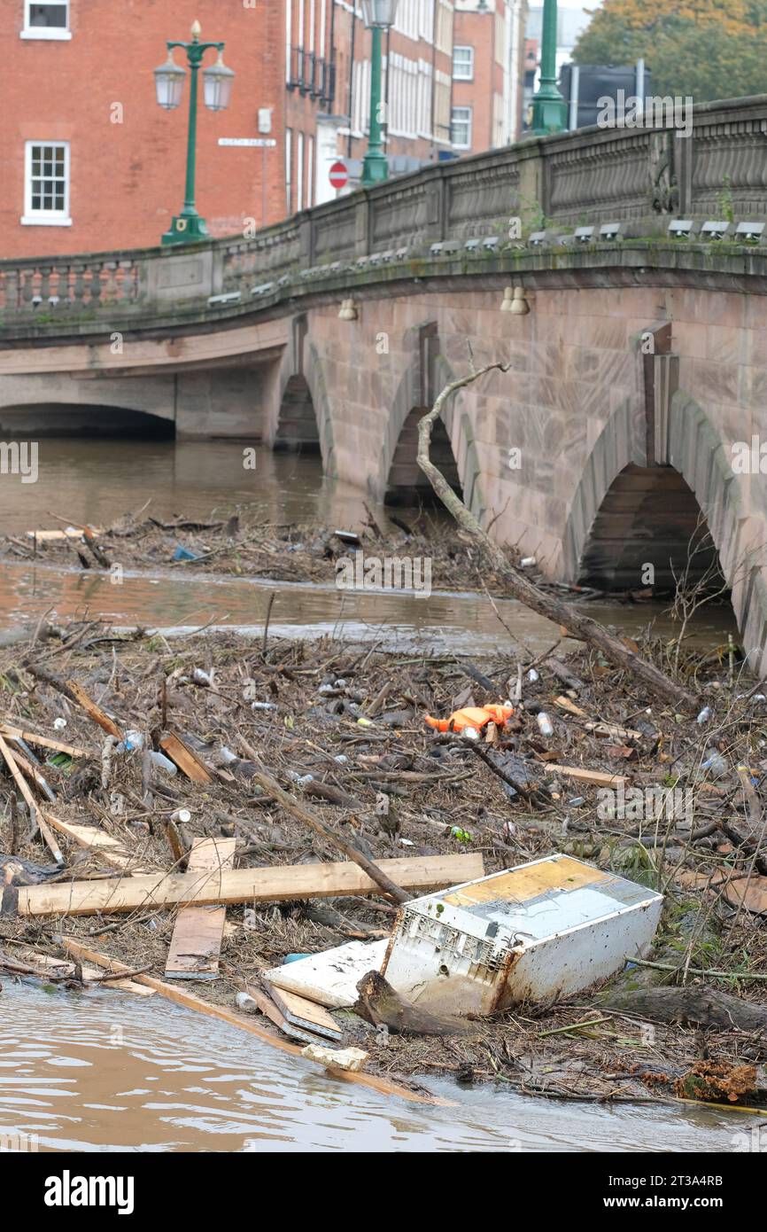 River Severn, Worcester, Worcestershire, Royaume-Uni – Mardi 24 octobre 2023 – Météo britannique - des flotsam et des débris s'accumulent le long du pont principal à Worcester lorsque la rivière Severn culmine suite aux fortes pluies récentes pendant la tempête Babet - Steven May / Alamy Live News Banque D'Images