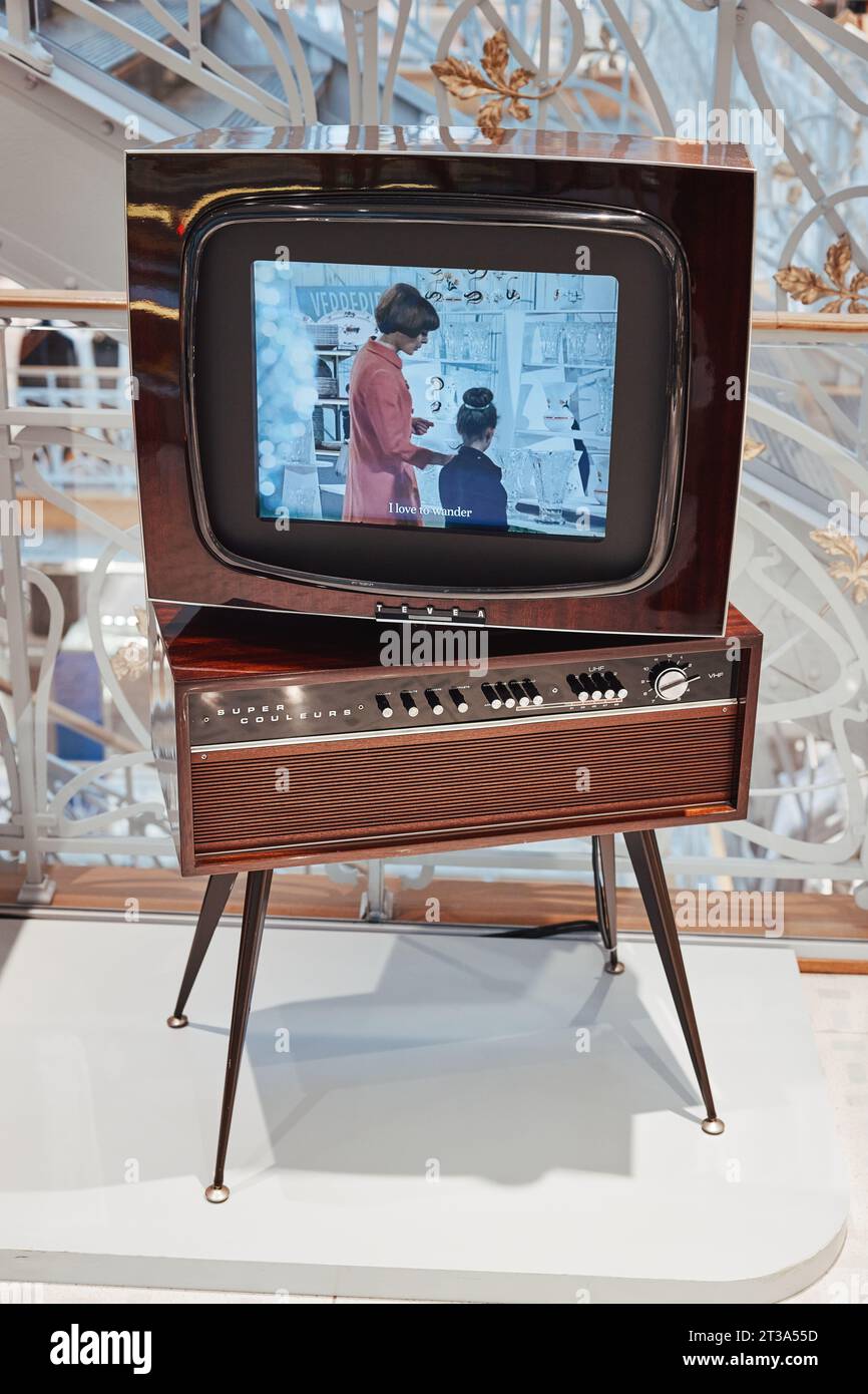 TEVEA Super couleurs, téléviseur des années 1960 Banque D'Images TEVEA Super couleurs, téléviseur des années 1960 Banque D'Images