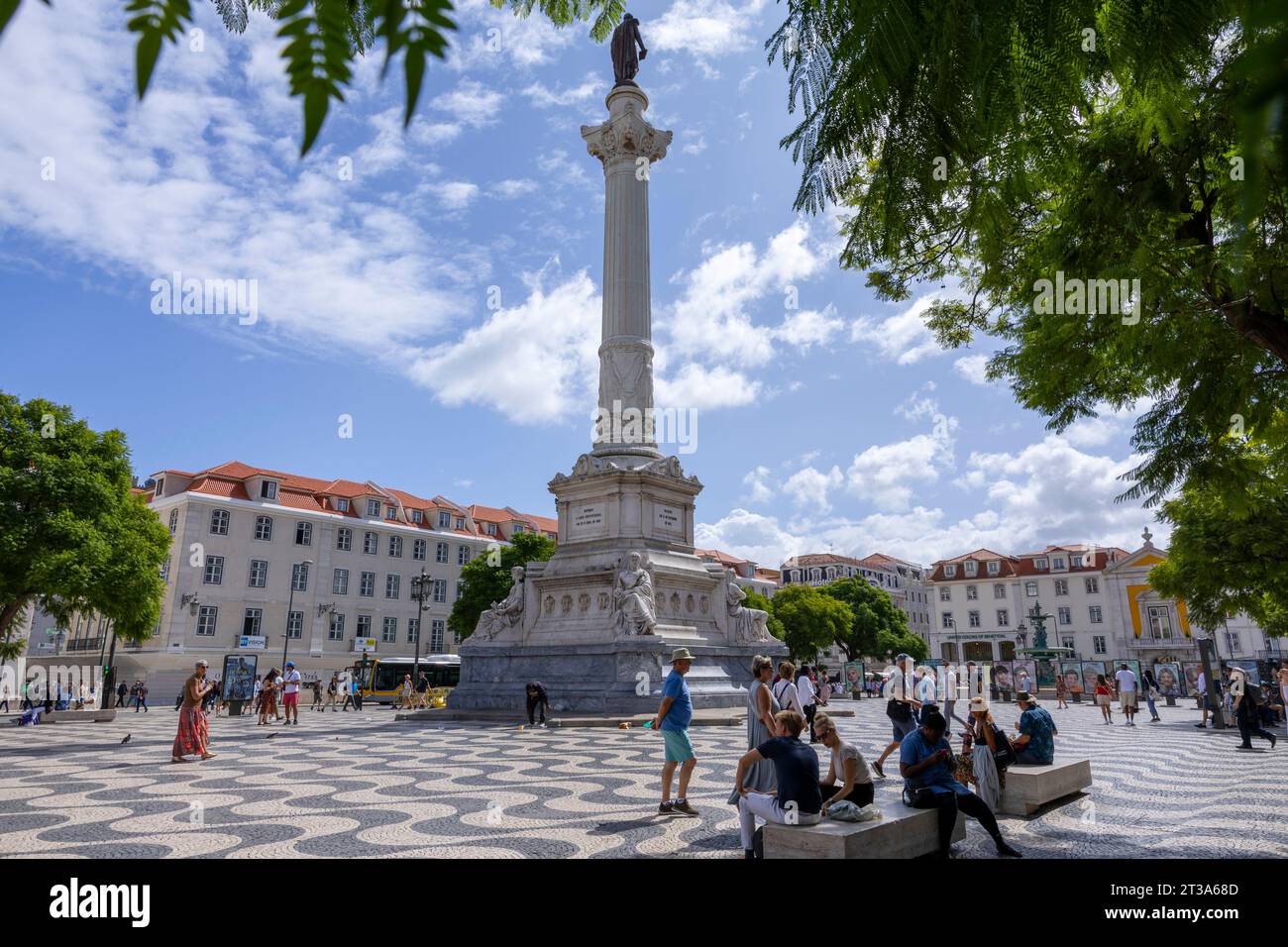 Lisboa, Portugal - 18.09.2023 personnes visitent la place Rossio à Lisbonne, Portugal. La place Rossio est la place principale de Lisbonne. Banque D'Images