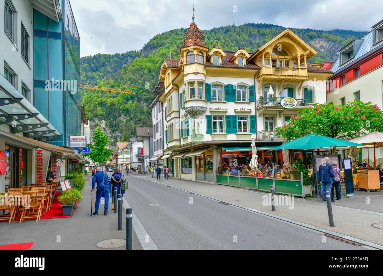 Un beau bâtiment situé dans le centre-ville d'Interlaken, une célèbre station balnéaire en Suisse Banque D'Images