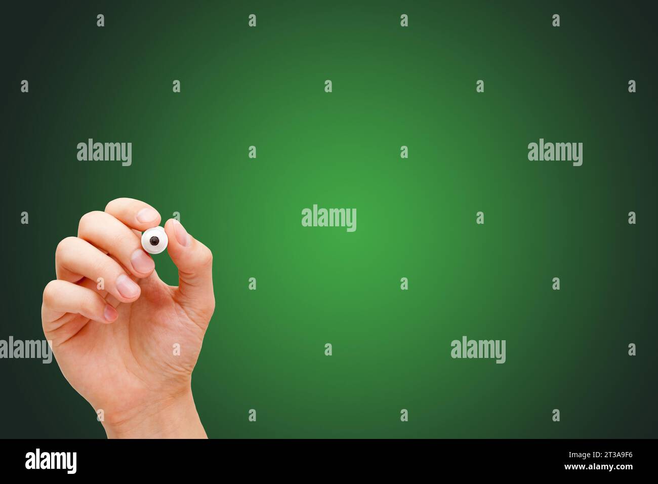 Écriture à la main ou dessin sur un tableau transparent vierge avec marqueur blanc en face de fond vert foncé avec espace de copie. Banque D'Images Écriture à la main ou dessin sur un tableau transparent vierge avec marqueur blanc en face de fond vert foncé avec espace de copie. Banque D'Images