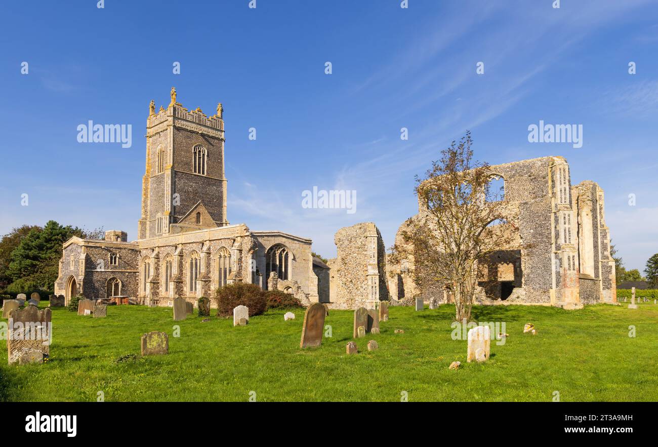 Vue sur l'église St Andrew avec ses ruines. Walberswick, Suffolk. ROYAUME-UNI Banque D'Images