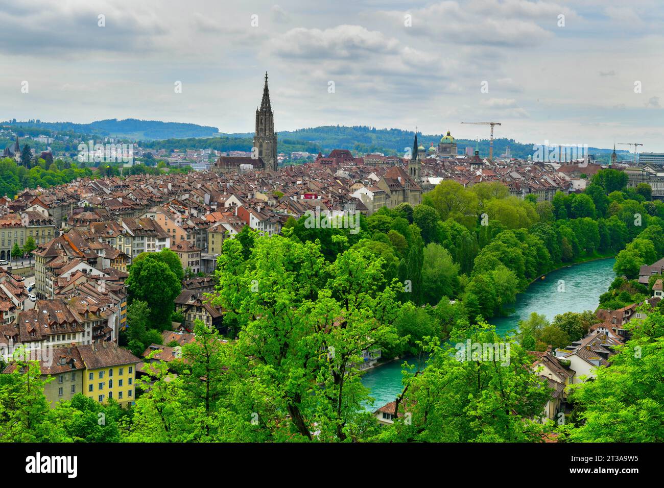 Vue sur le paysage urbain de la vieille ville de Berne avec de vieux bâtiments Bern Minster Tour cathédrale et vue sur la rivière Aare, Berne est la capitale de la Suisse Banque D'Images