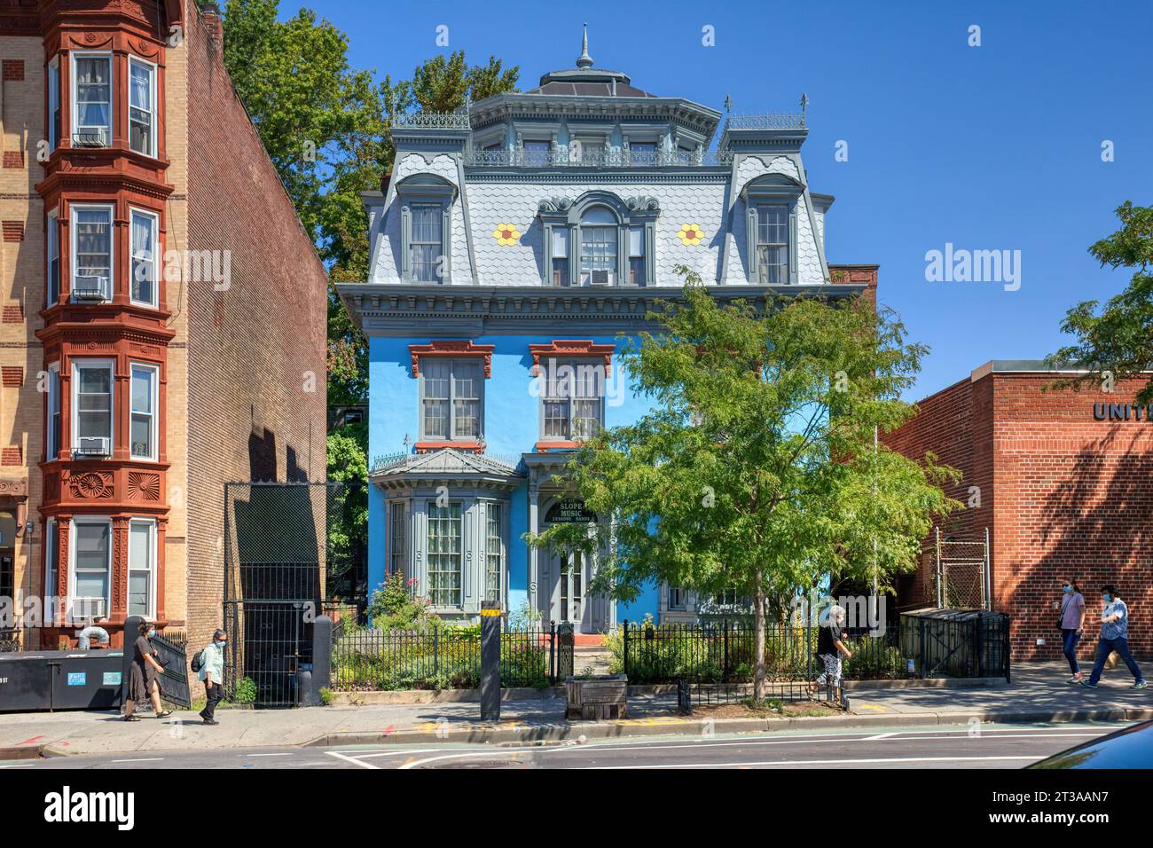 Park Slope, Brooklyn : une maison colorée du second Empire français avec toit Mansard a été convertie en studio de musique sur la 9th Street. Banque D'Images