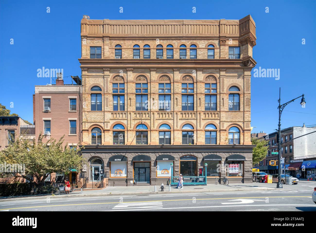 Park Slope, Brooklyn : Acme Hall, un bâtiment néo-roman avec des briques élaborées, de hautes fenêtres au sommet d'un tableau arrière et une tour d'angle. Banque D'Images