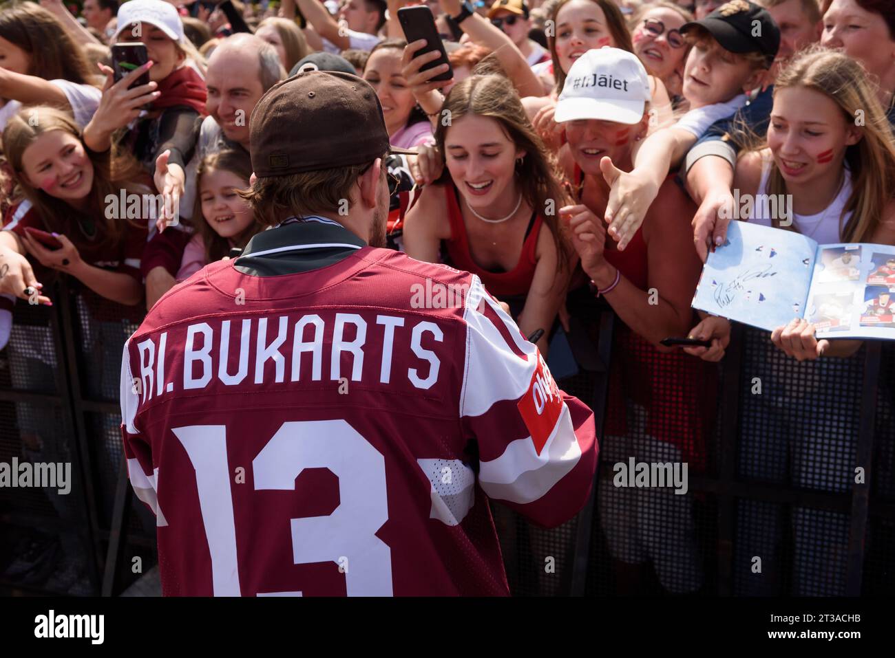 RIGA, LETTONIE. 29 mai 2023. Médaillés de bronze des mondiaux de l'IIHF l'équipe lettone masculine de hockey sur glace arrive en célébration massive au Monument de la liberté. Banque D'Images