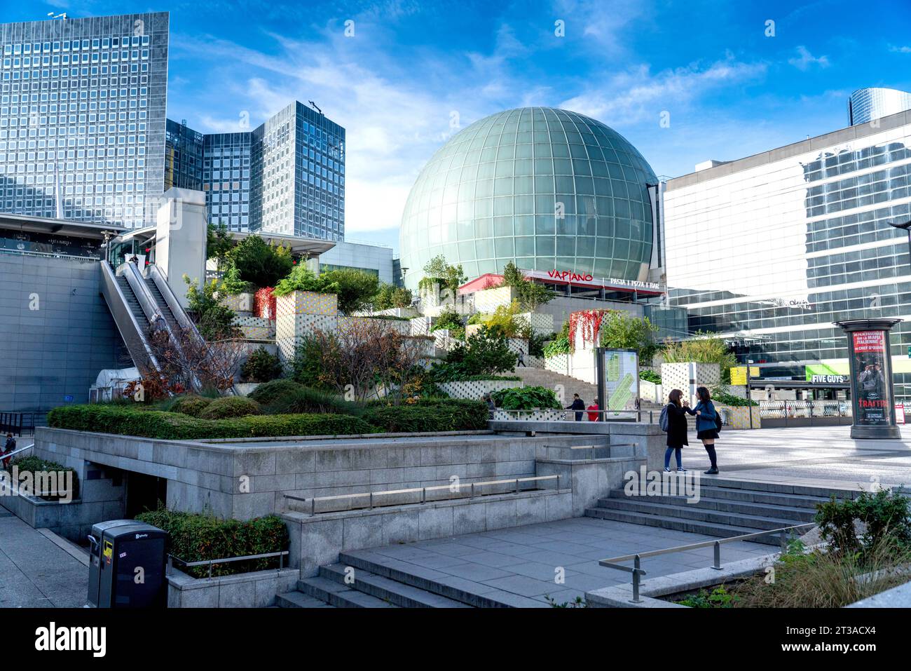 La Défense à Paris, France, un grand quartier de bureaux dans l'agglomération parisienne avec beaucoup d'architecture moderne.vvbvanbree photographie. Banque D'Images