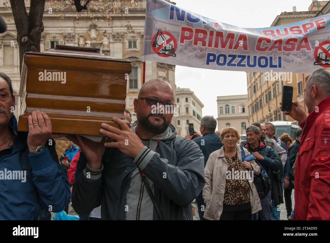 Rome, . 24 octobre 2023. 24/10/2023 Rome. Manifestation de l'association Popolare Casa mia, contre les démolitions de maisons. PS : la photo peut être utilisée dans le respect du contexte dans lequel elle a été prise, et sans intention diffamatoire du décorum des personnes représentées. personages. Crédit : Agence photo indépendante/Alamy Live News Banque D'Images