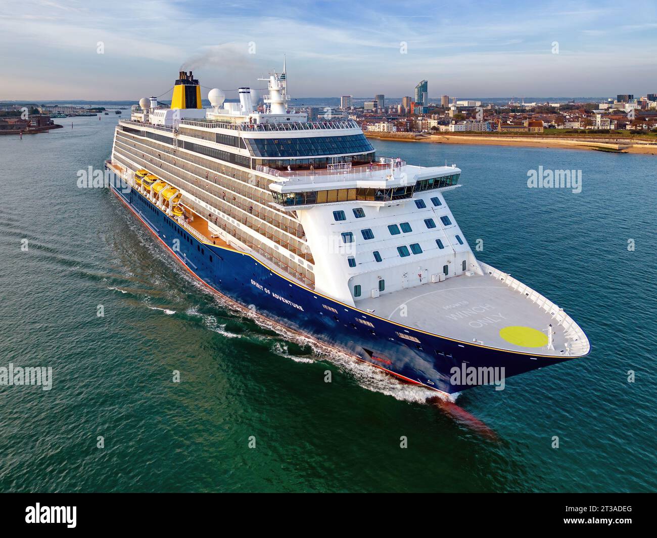 Vue aérienne du bateau de croisière Spirit of Adventure de Saga Cruises au départ du port de Portsmouth. Banque D'Images
