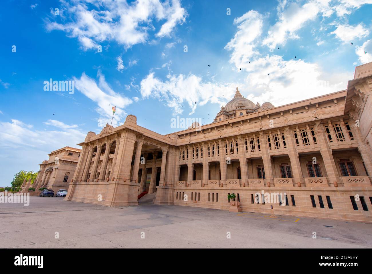 A l'extérieur de l'hôtel, il y a des pelouses vertes, des jardins et une petite fontaine. Palais Taj Umaid Bhawan, Jaisalmer, Rajasthan, Inde. Banque D'Images