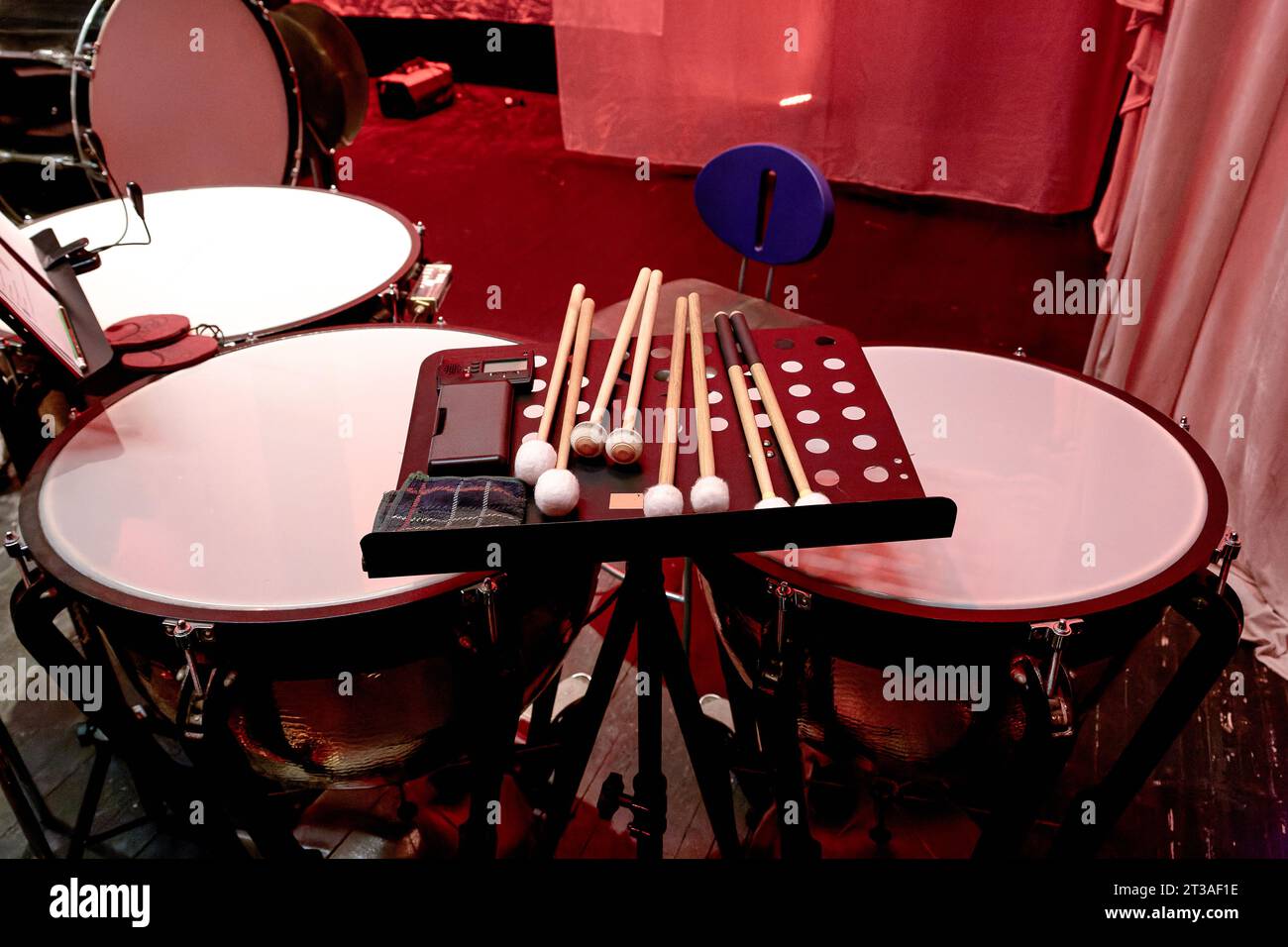 Image de tambours de timbales d'orchestre symphonique sur scène de théâtre Banque D'Images