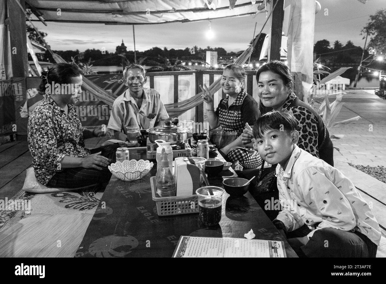 Cambodge, région de Ratanakiri, Banlung, dîner familial dans un restaurant local Banque D'Images