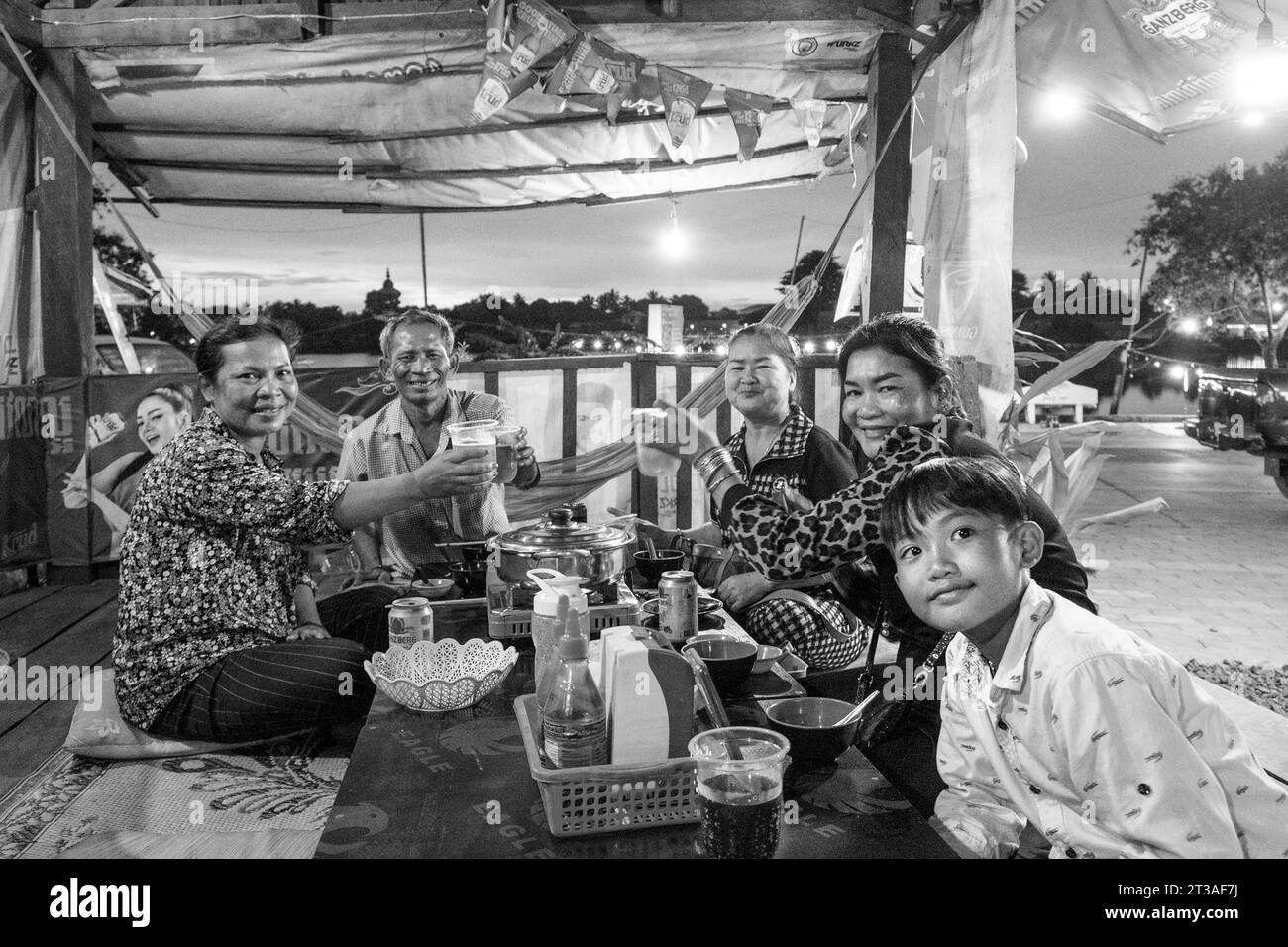 Cambodge, région de Ratanakiri, Banlung, dîner familial dans un restaurant local Banque D'Images
