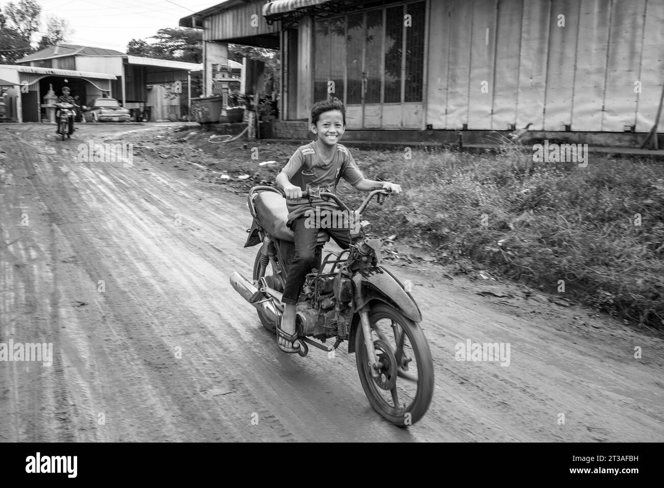 Cambodge, environs de Banlung, petit garçon sur une moto Banque D'Images