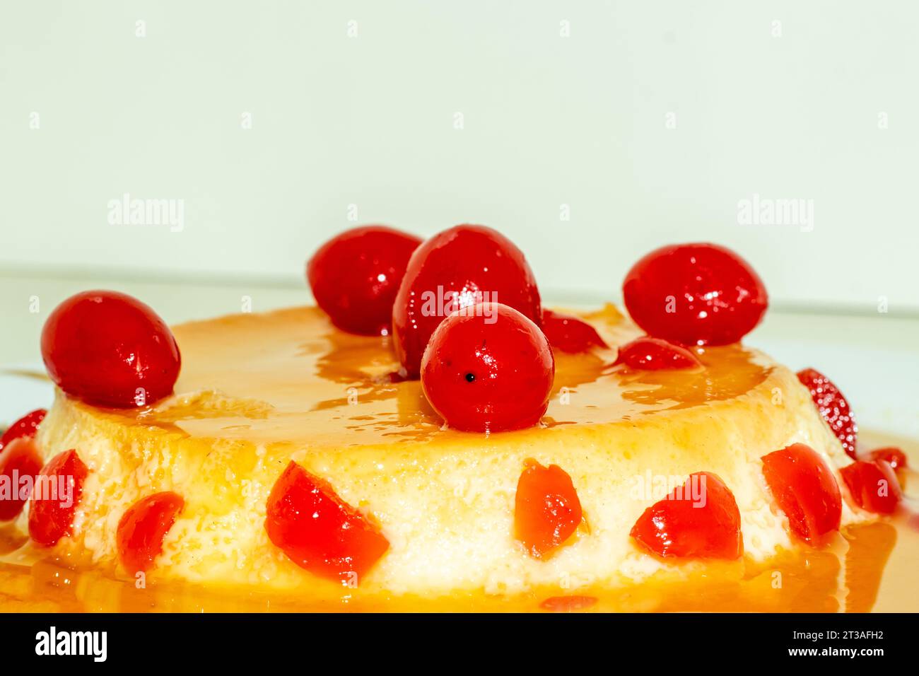 Pudding à base de lait d'oeuf et de sucre et servi nappé de fruits de cerise rouge. Desserts cuits au four comme les tartes, les gâteaux, les salades de callouts, les marinades de viande, et c Banque D'Images