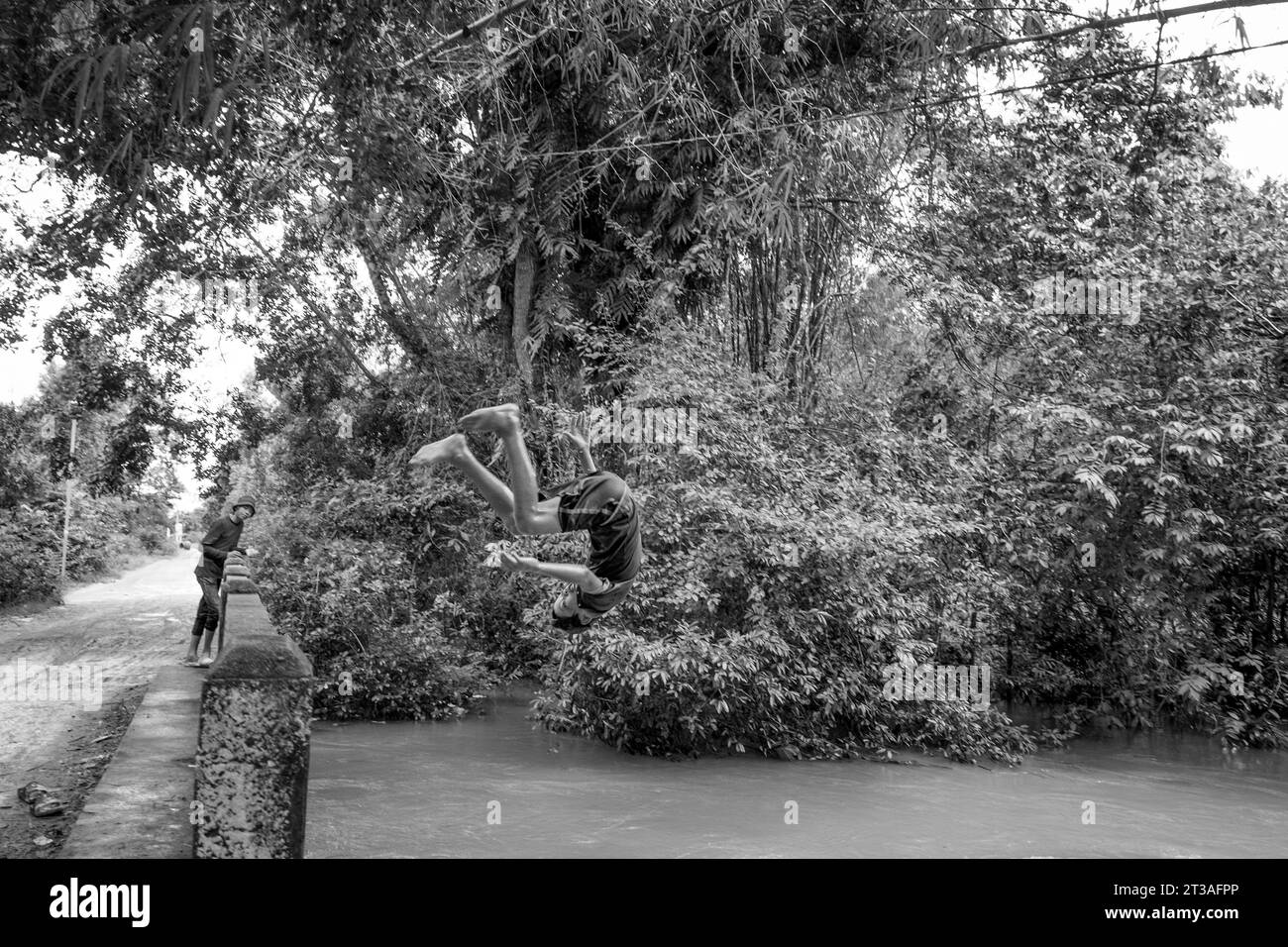 Cambodge, Kampong Phluk, les enfants plongent dans la rivière gonflée Banque D'Images