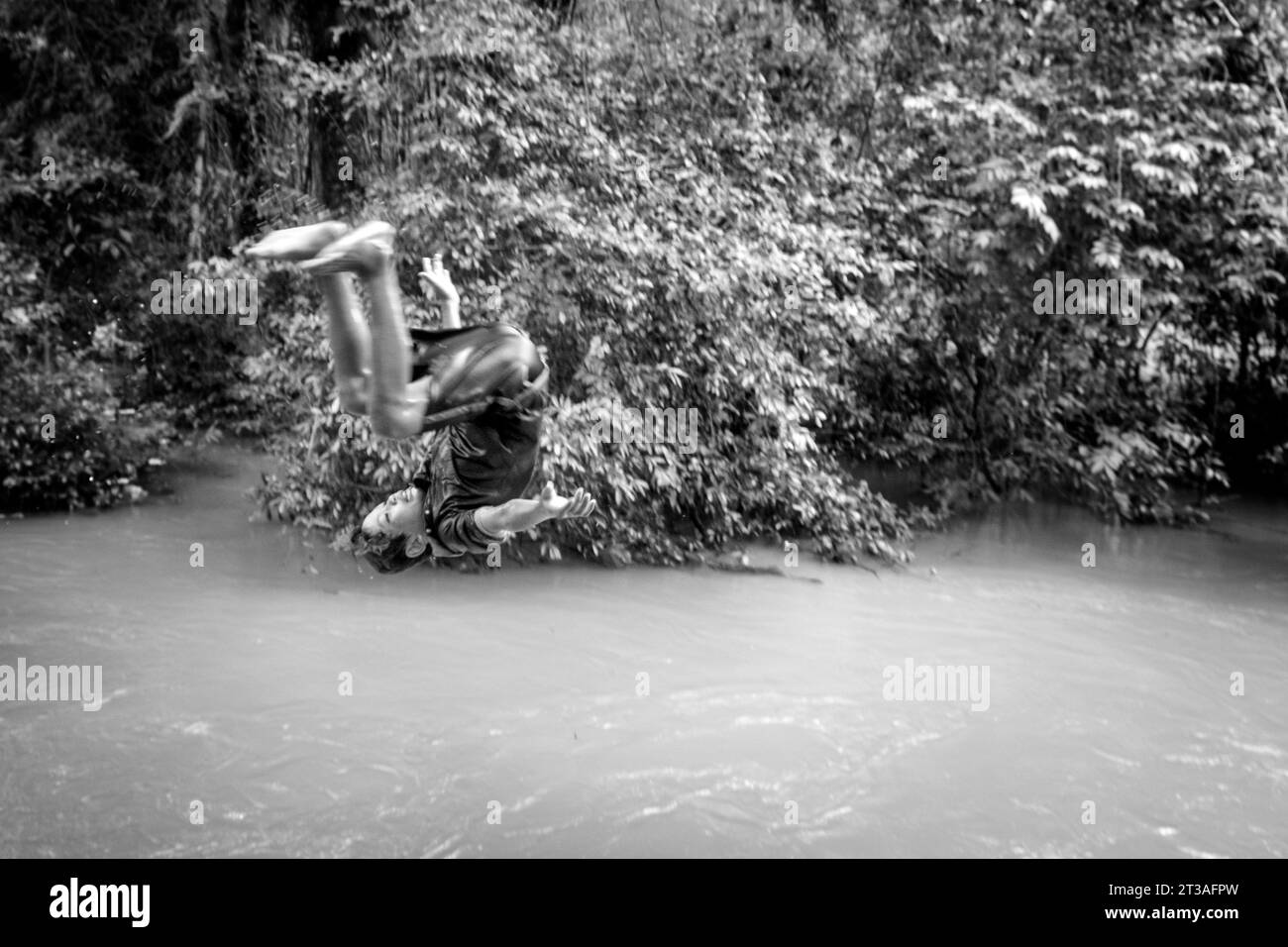 Cambodge, Kampong Phluk, les enfants plongent dans la rivière gonflée Banque D'Images