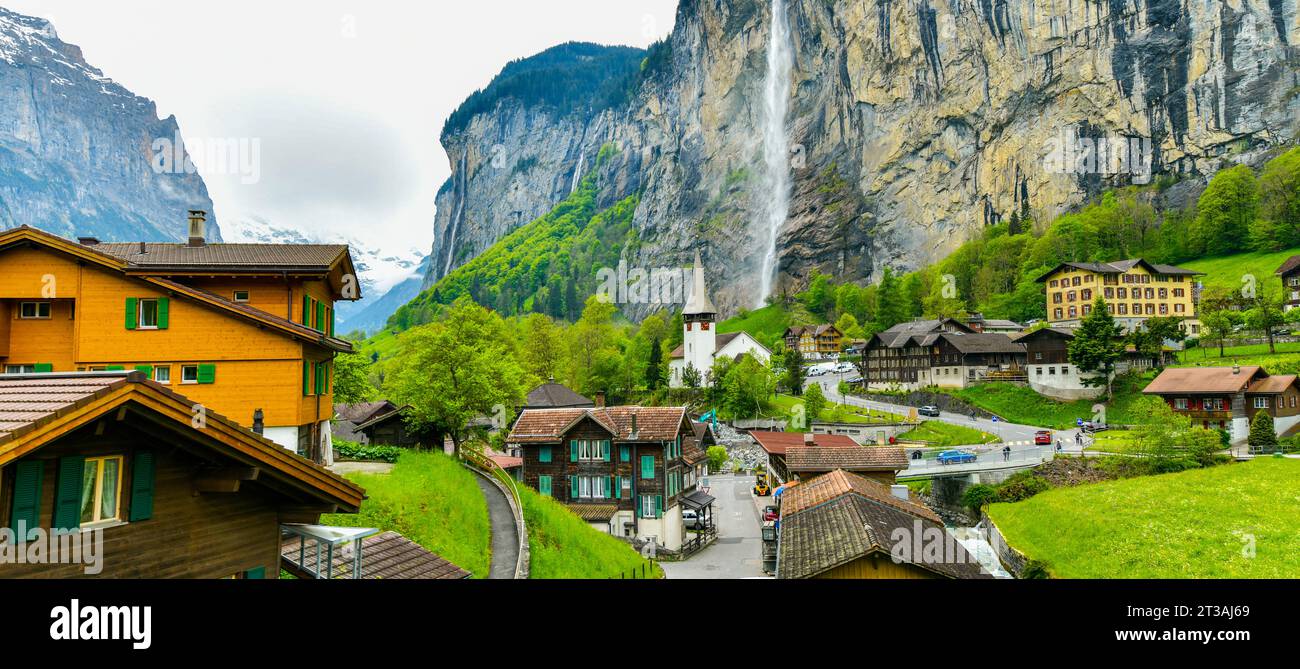 Vue panoramique sur la vallée de Lauterbrunnen et Staubbach chute dans les Alpes suisses, Suisse Banque D'Images
