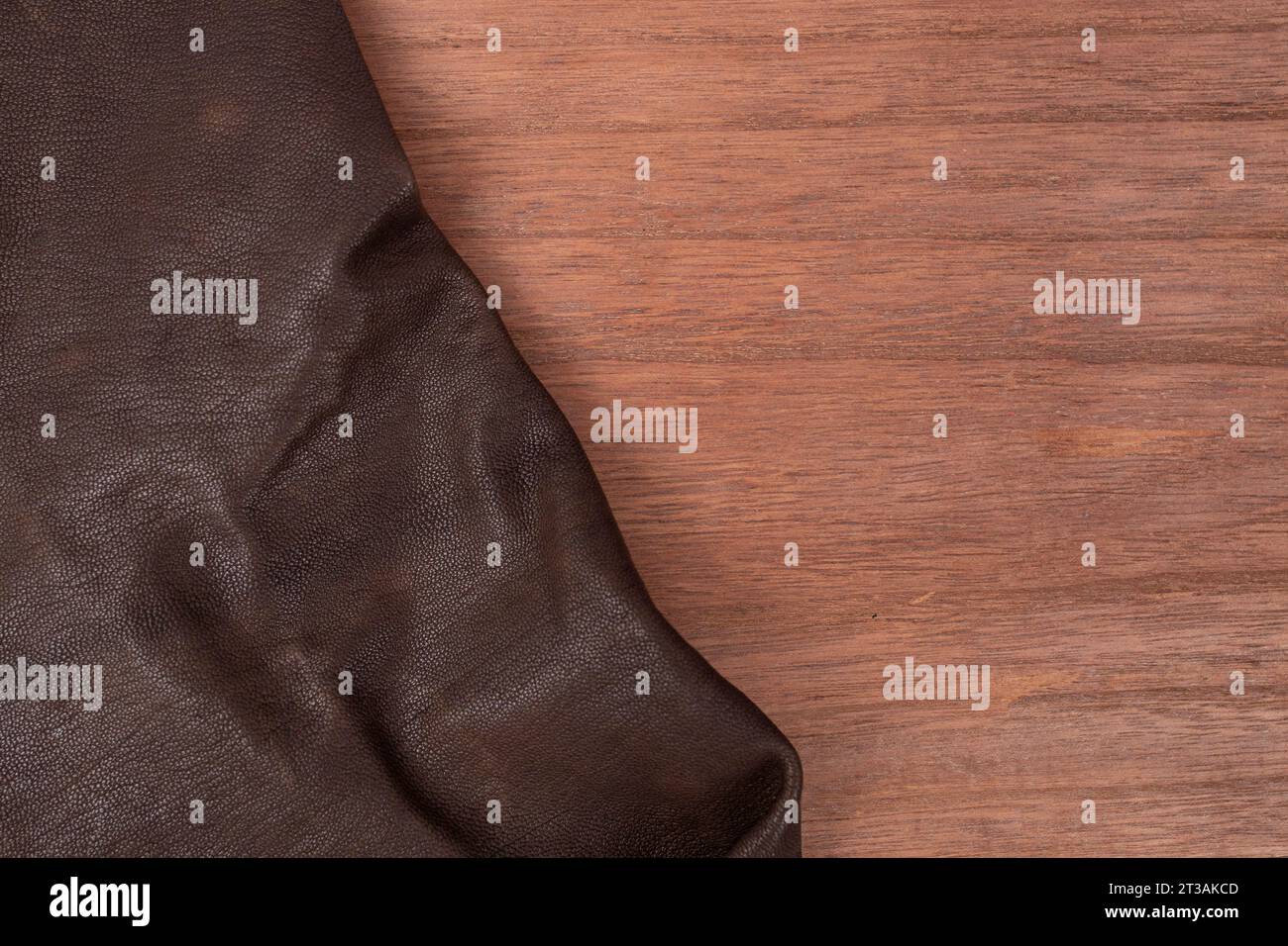 cuir véritable brun sur panneau de contreplaqué teinté, Banque D'Images