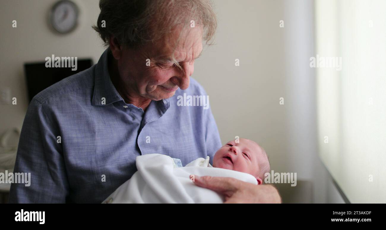 Nouveau-né bébé étant grand-père à côté de la fenêtre de l'hôpital Banque D'Images