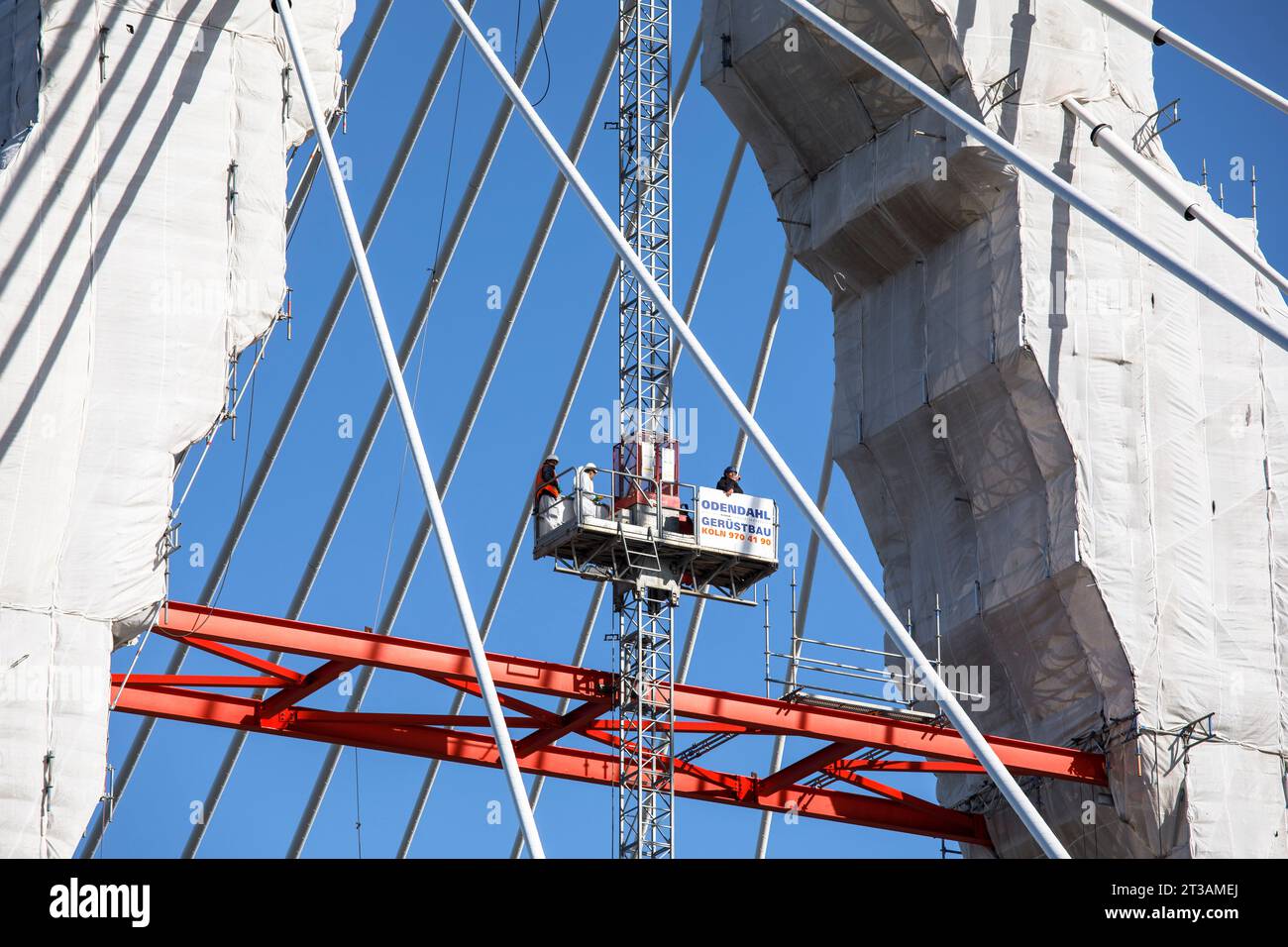 Chantier de construction du nouveau pont du Rhin de l'Autobahn A1 entre Cologne et Leverkusen, les travailleurs se trouvent dans un ascenseur sur un pylône, Cologne, GE Banque D'Images