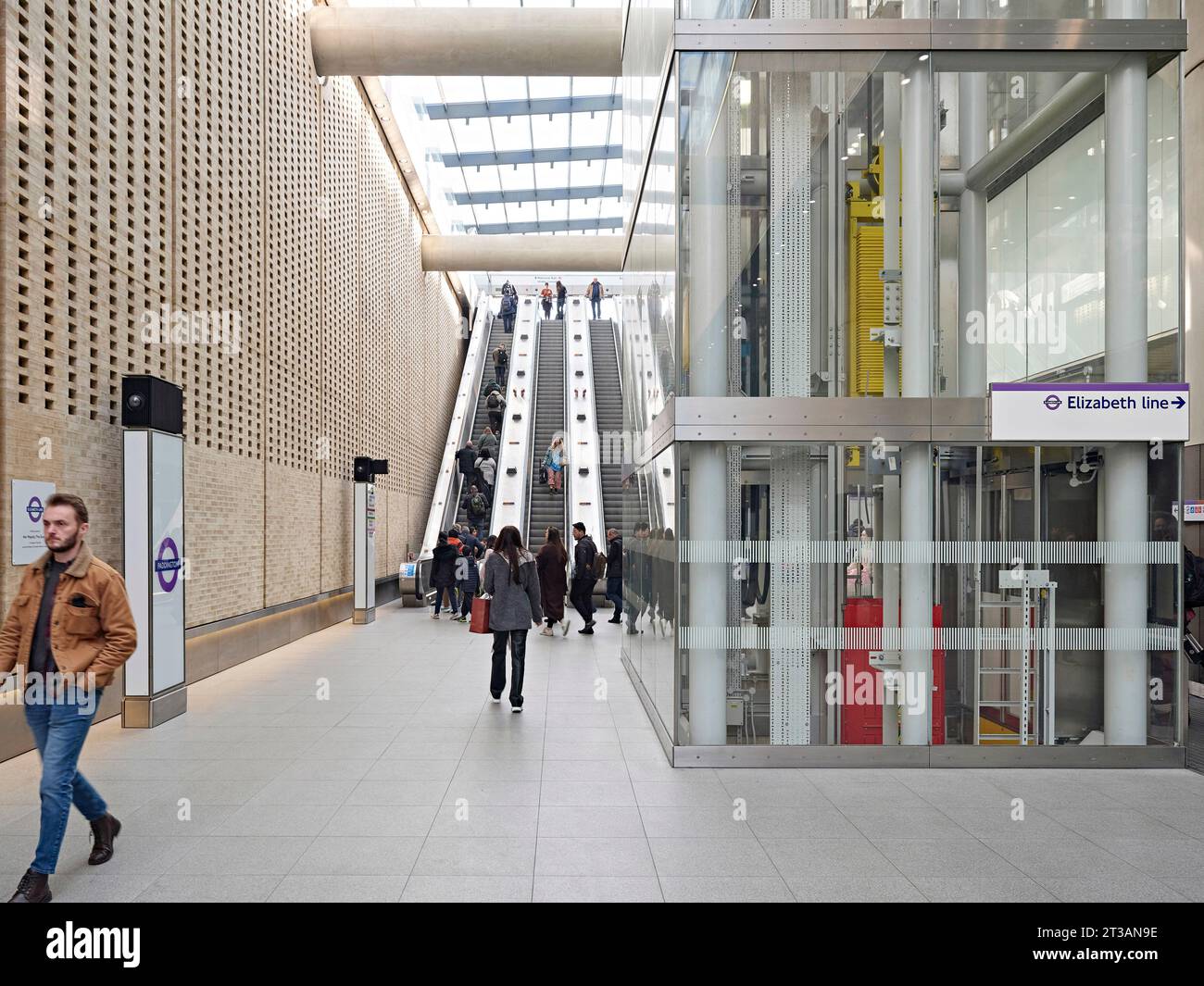 Liaison interne et espace de circulation avec escaliers mécaniques et ascenseur. Gare Paddington Elizabeth Line, Londres, Royaume-Uni. Architecte : Weston William Banque D'Images