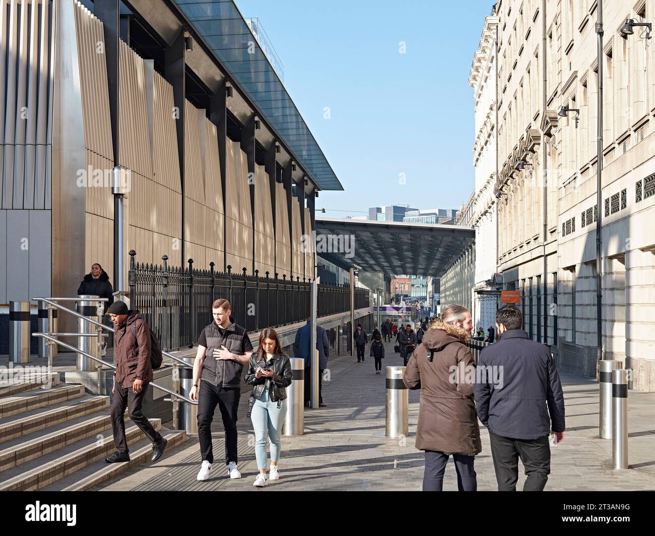 Accès à l'espace public et à la gare. Gare Paddington Elizabeth Line, Londres, Royaume-Uni. Architecte : Weston Williamson + associés , 2022. Banque D'Images
