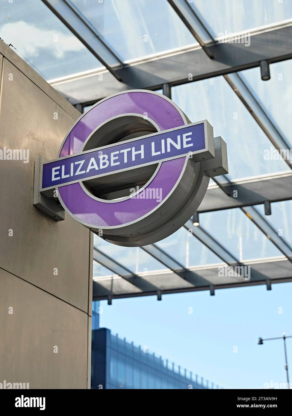 Enseigne Elizabeth Line. Gare Paddington Elizabeth Line, Londres, Royaume-Uni. Architecte : Weston Williamson + associés , 2022. Banque D'Images
