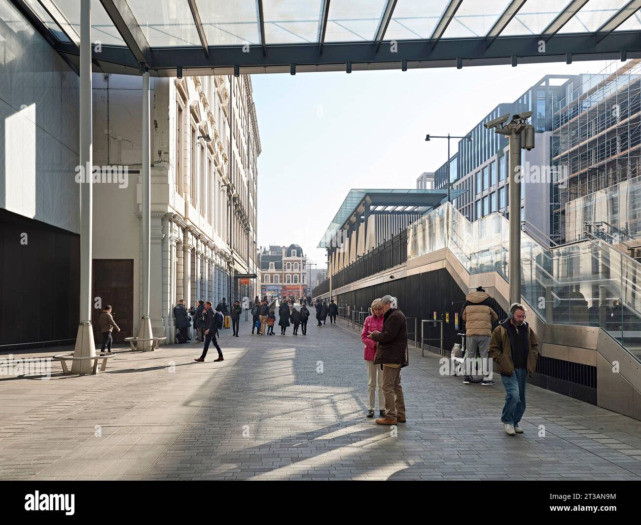 Approche de l'entrée de la gare. Gare Paddington Elizabeth Line, Londres, Royaume-Uni. Architecte : Weston Williamson + associés , 2022. Banque D'Images