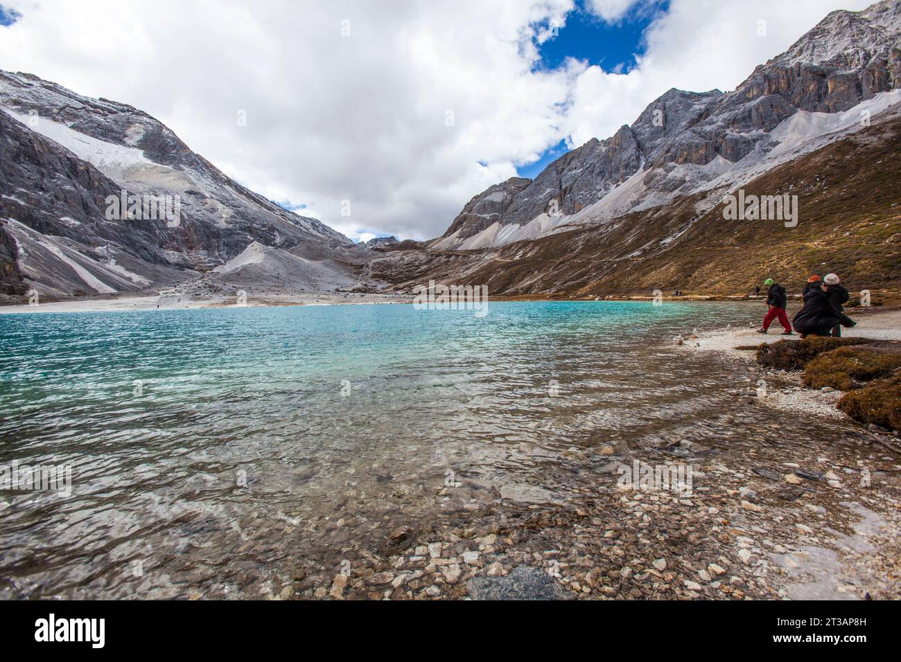 GANZI, CHINE - 15 OCTOBRE 2023 - les touristes regardent le paysage de la mer de NIUNAI à Daocheng Yading Scenic spot dans la préfecture autonome tibétaine de Ganzi, dans le Sichua Banque D'Images