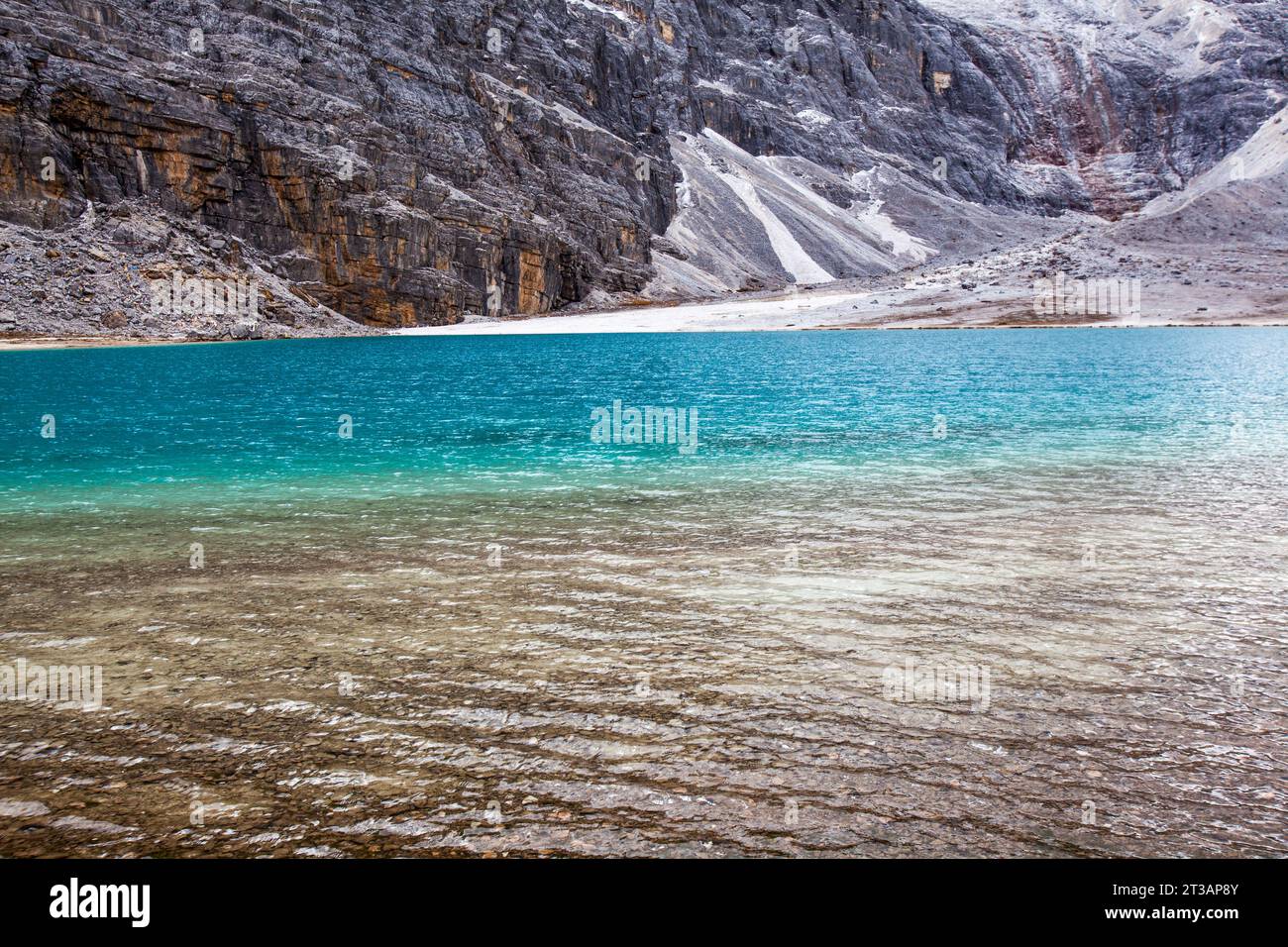 GANZI, CHINE - 15 OCTOBRE 2023 - le paysage de la mer de NIUNAI est vu dans la zone panoramique de Daocheng Yading dans la préfecture autonome tibétaine de Ganzi, province du Sichuan Banque D'Images
