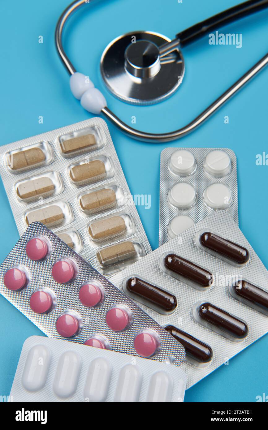 Recette et but et médicaments. Vitamines et minéraux, risque d'interactions médicamenteuses et de surdosage. Banque D'Images