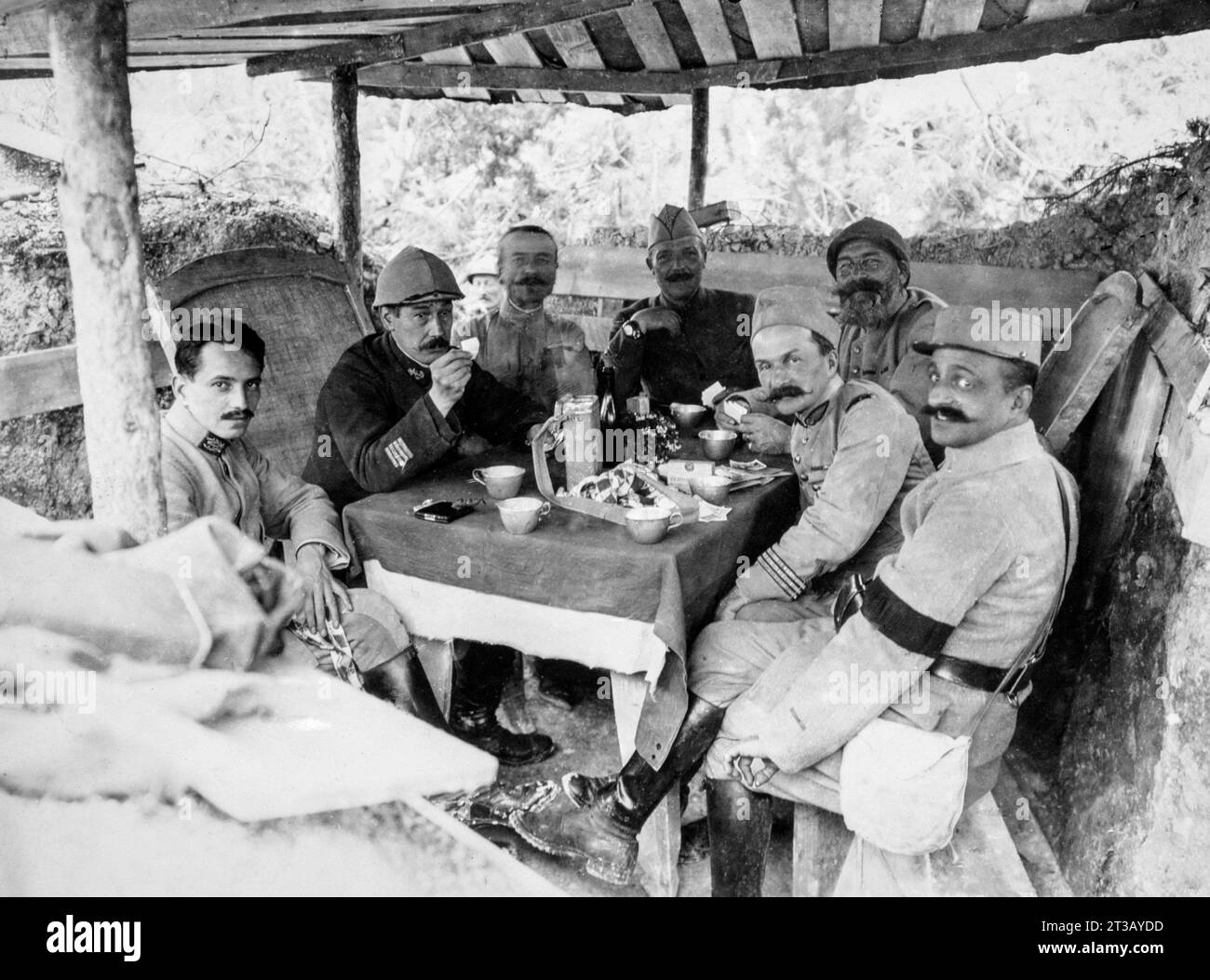 Photographie , moment de détente, les soldats français boivent un café dans un poste abrité sur le front pendant la première Guerre mondiale Banque D'Images