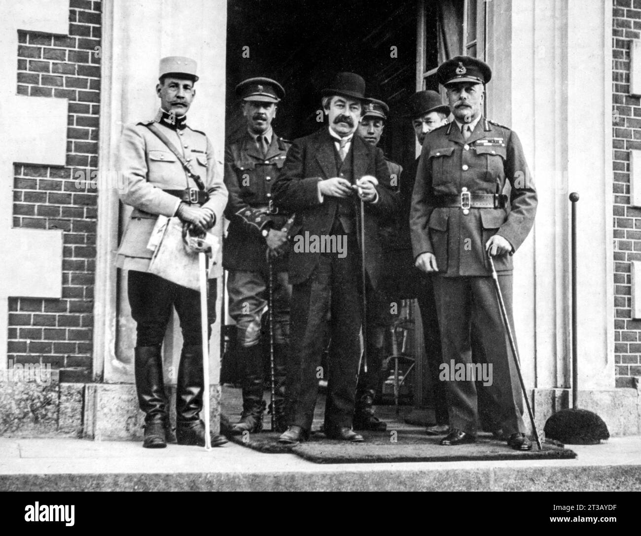 Photographie , le président du conseil Aristide Briand avec les différents chefs d'état-major français et alliés pendant la première Guerre mondiale Banque D'Images