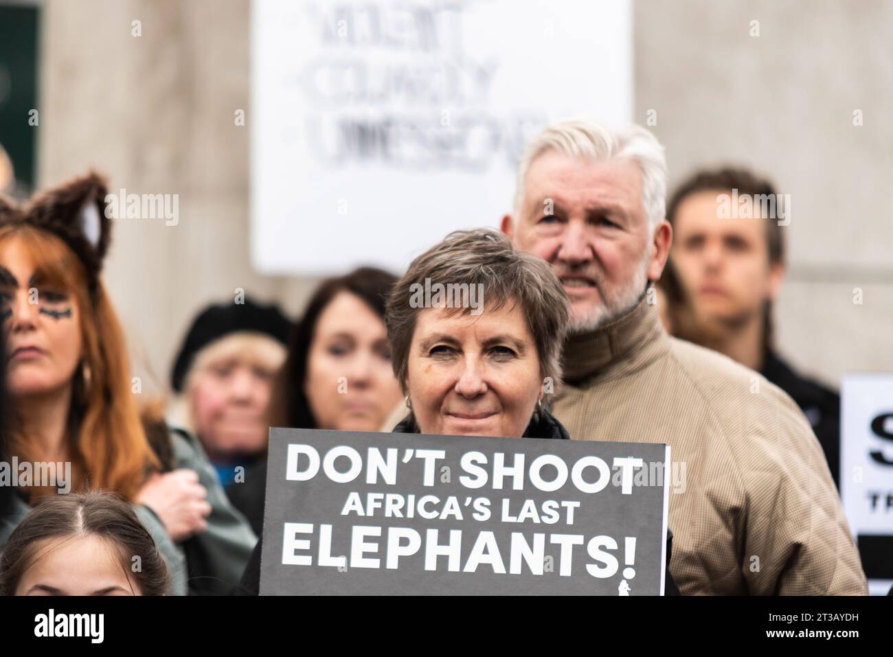 Ne tirez pas sur les derniers éléphants d'Afrique, pancarte lors de la marche de protestation qui a lieu à Londres pour protester contre la menace d'extinction et la chasse aux trophées Banque D'Images