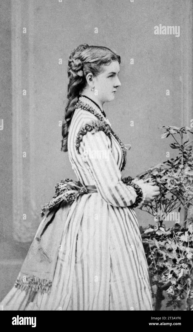Photographie , Portrait de Lady Mary Victoria Douglas – Hamilton, ou simplement Lady Mary Victoria Hamilton (1850 – 1922) fille de William Hamilton, 11e duc de Hamilton et 8e duc de Brandon et de la princesse Marie Amélie de Baden, fille du grand-duc Charles II de Baden et de Stéphanie de Beauharnais. Épouse du Prince Albert de Monaco, futur Prince Albert Ier Banque D'Images