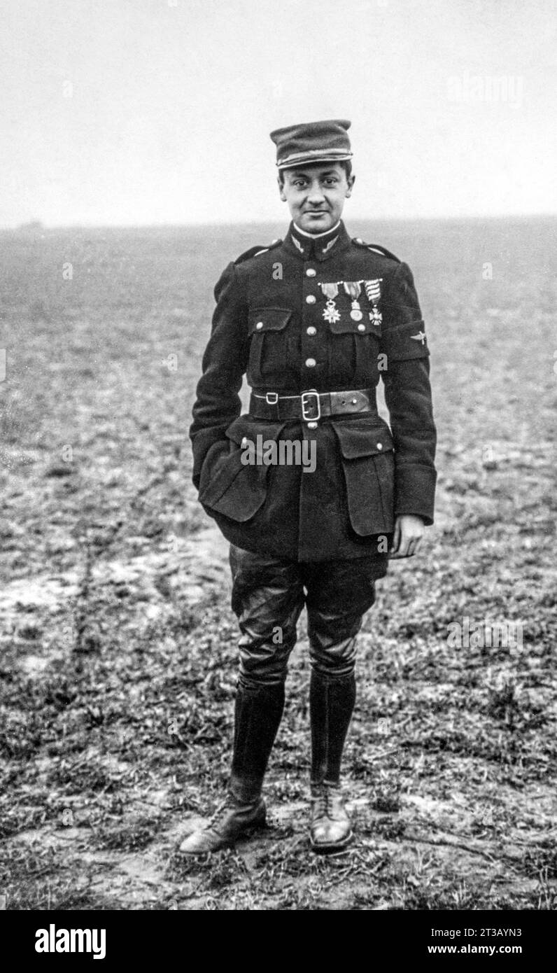 Photographie , Portrait en pied de l'aviateur Georges Guynemer (1894 - 1914) comme soldat pendant la première Guerre mondiale. Banque D'Images