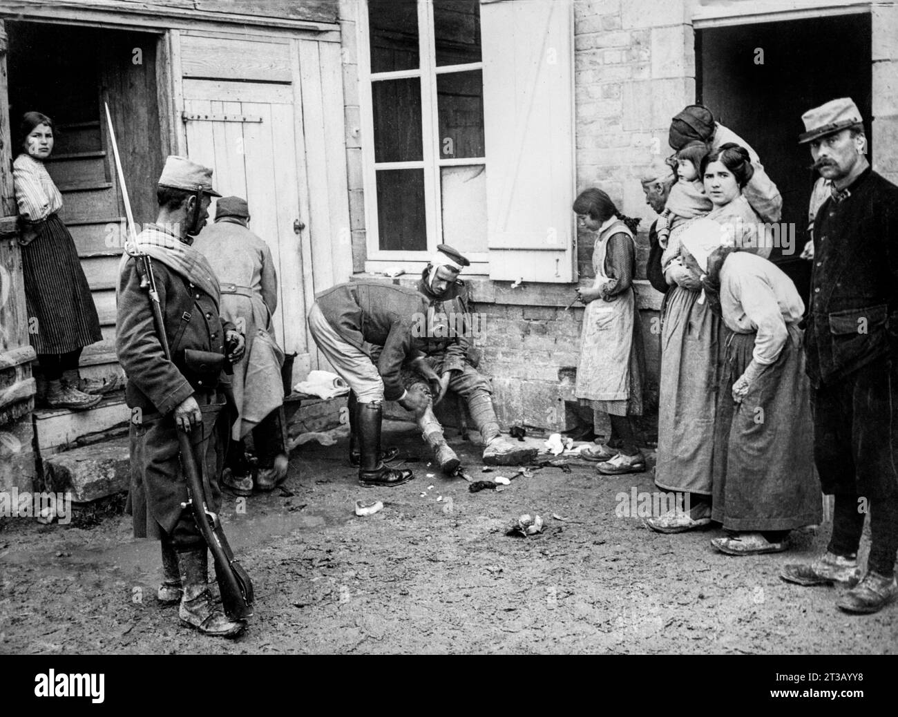 Photographie , Un soldat allemand est soigné dans une ferme en France sous la supervision de soldats français pendant la première guerre mondiale Banque D'Images
