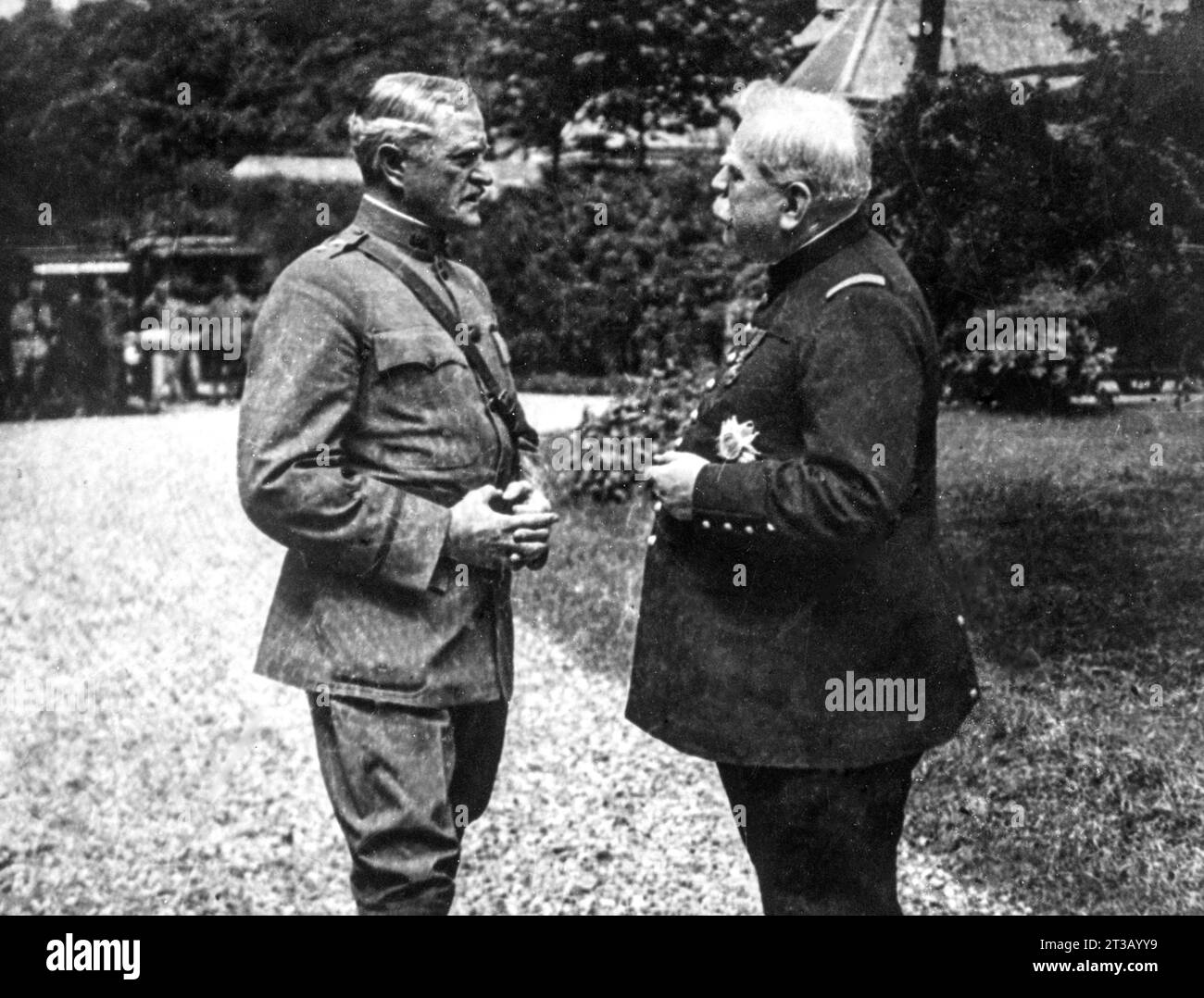 Photographie , rencontre entre le général Joffre et le général Pershing pendant la première guerre mondiale Banque D'Images
