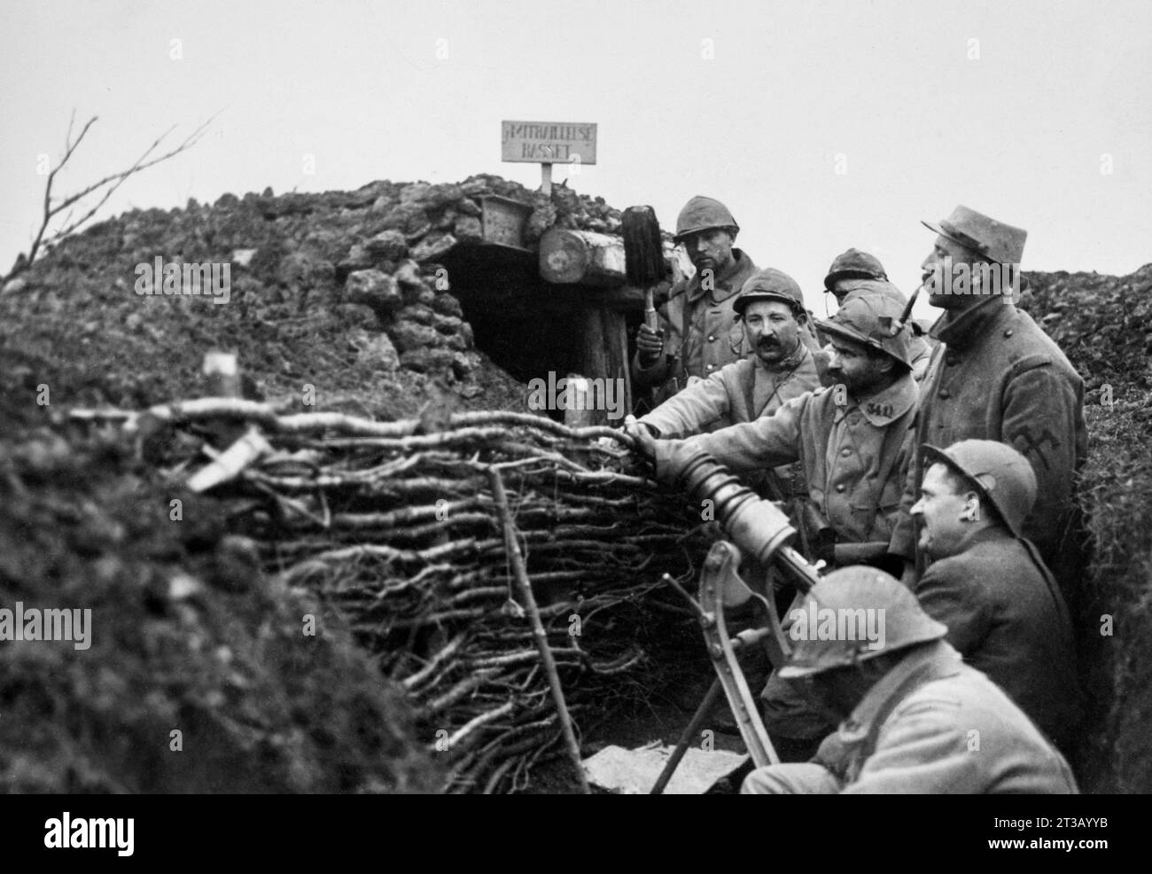 Photographie , exercice de lancer de grenade depuis une tranchée française pendant la première guerre mondiale Banque D'Images