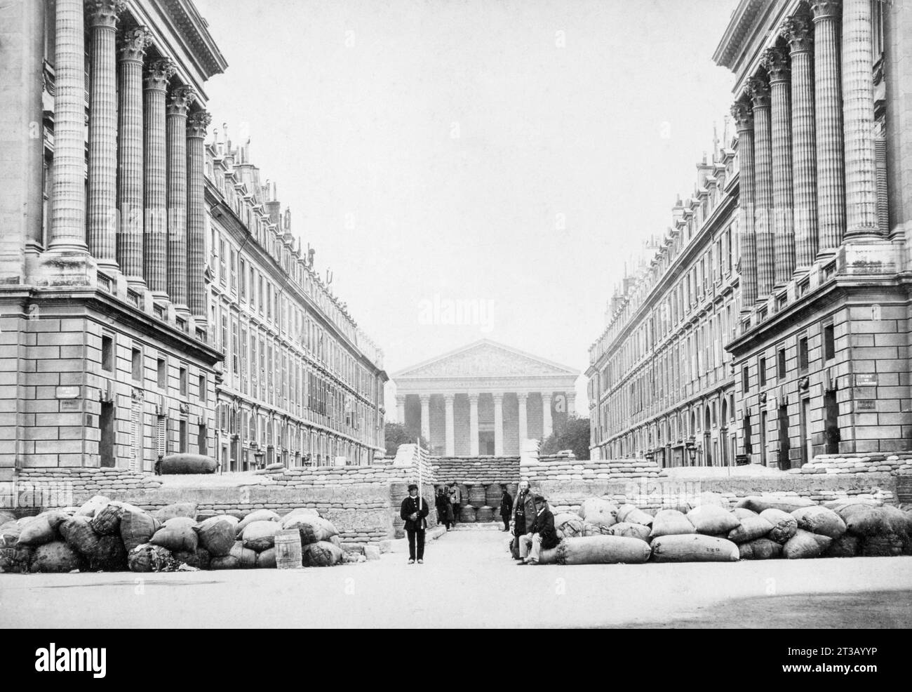 Une barricade sur la rue Royale à Paris en 1871 pendant la commune de paris devant l'église de la madeleine Banque D'Images