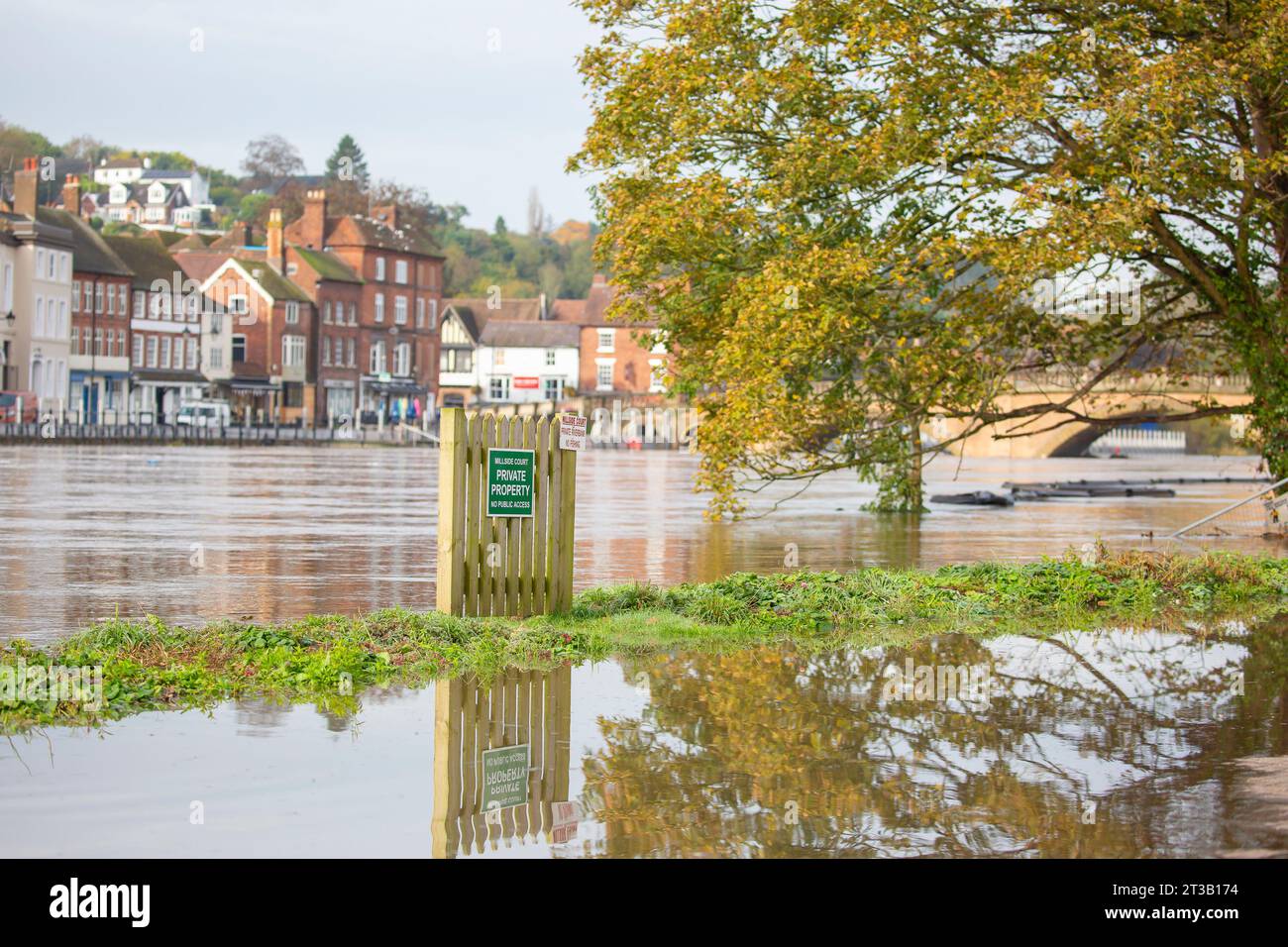 Bewdley, Royaume-Uni. 23 octobre 2023. Bewdley après Storm Babet. Le niveau des rivières demeure très élevé et les barrières contre les inondations sont toujours en place, car de vastes zones sont englouties par la rivière Severn gonflée. Crédit : Lee Hudson Banque D'Images