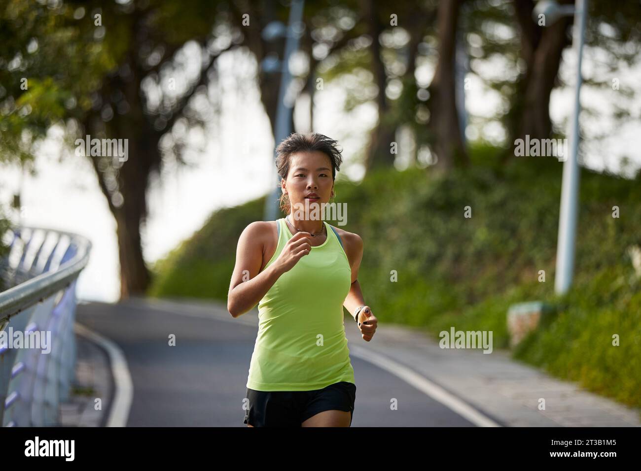 jeune femme asiatique joggeuse s'exerçant à l'extérieur dans le parc de la ville Banque D'Images