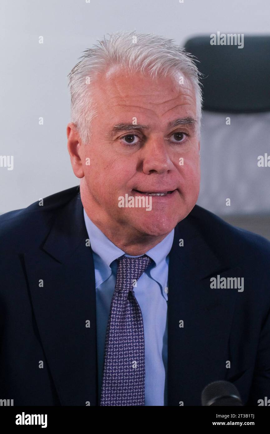 Paolo Zangrillo, ministre de l'Administration publique de la République italienne à Caivano Paolo Zangrillo, ministre de l'Administration publique de la République italienne, annonce que 20 personnes à Caivano soutiendront, coordonneront, conseilleront et superviseront les activités de la municipalité pendant deux ans. 24 octobre 2023 DSCF6844 Copyright : xAntonioxBalascox crédit : Imago/Alamy Live News Banque D'Images