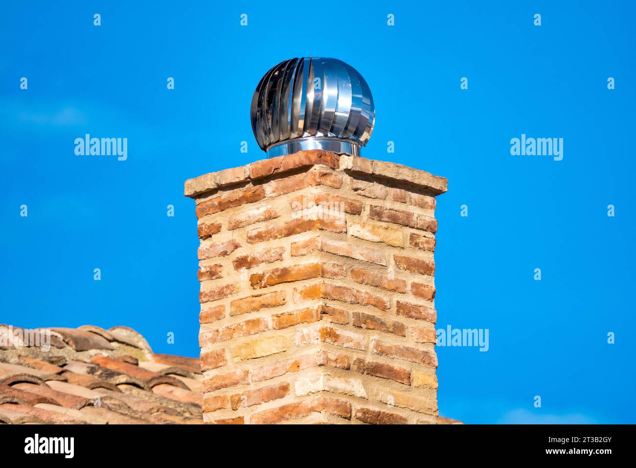 Gros plan d'un capot de cheminée rotatif Banque D'Images